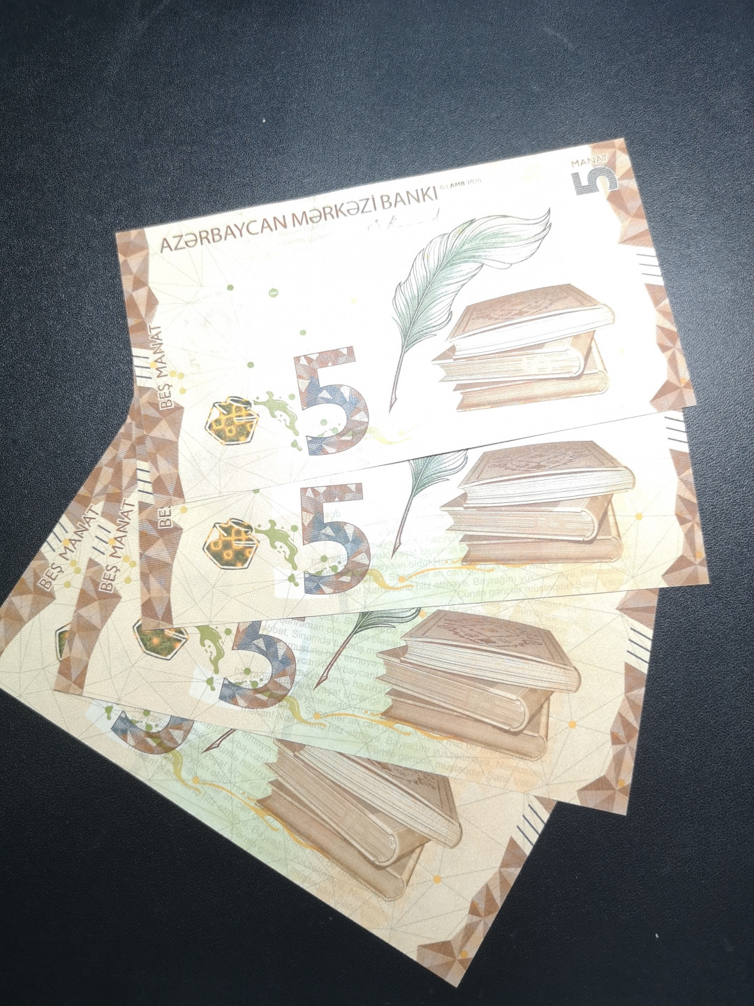 《外钞收藏家》金九银十双拍9号场（总133期）（本期72件） 阿塞拜疆5马纳特 A冠 5张一起 全新UNC