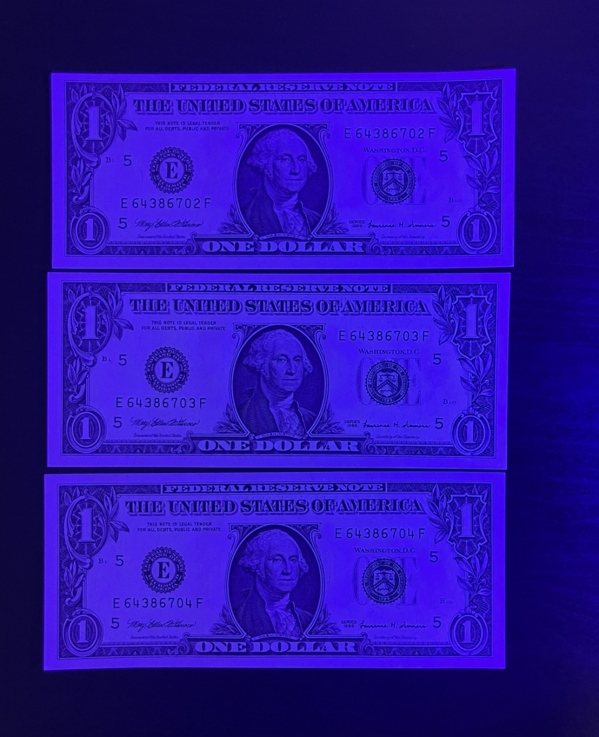 【丑猫1010】今晚7点整(佣金不涨) 99年1美元3连号unc(稀有年份)