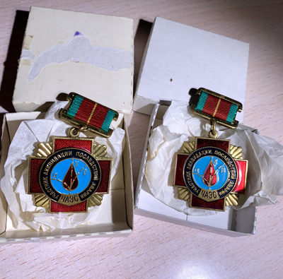 大猫徽章拍卖第170期 - 苏联切尔诺贝利奖章一对   授予参加切尔诺贝利救援的人员，平民，軍人均有被授予，铜质镀金，正面为珐琅漆，别针佩戴，带有莫斯科造币厂厂标，带原盒原包装纸。