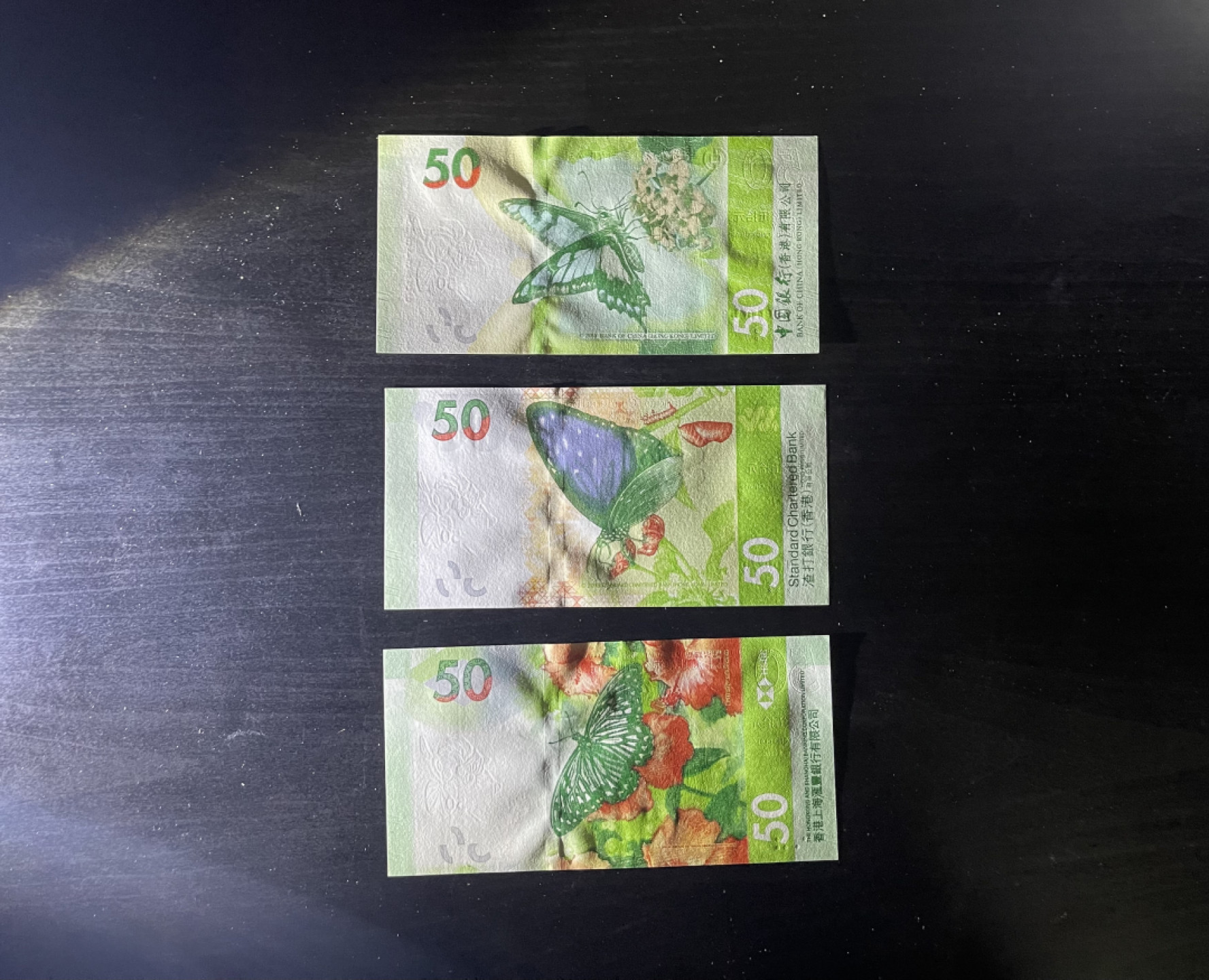 【丑猫1010】今晚7点整(佣金不涨) 香港3行蝴蝶钞一套unc