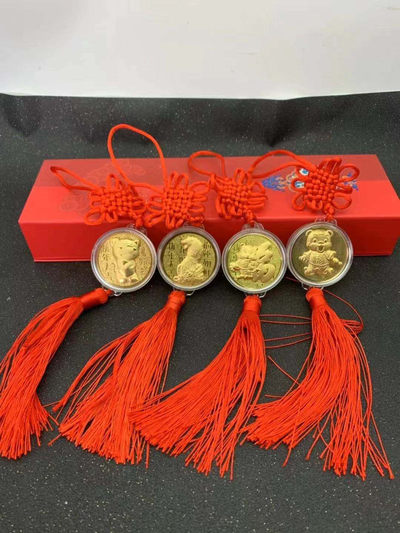 开心收藏虎年大吉春节馈赠放漏，起拍价和佣金都是1.88元 - 2022年虎虎生威镀金车挂一个，款式新颖，任选