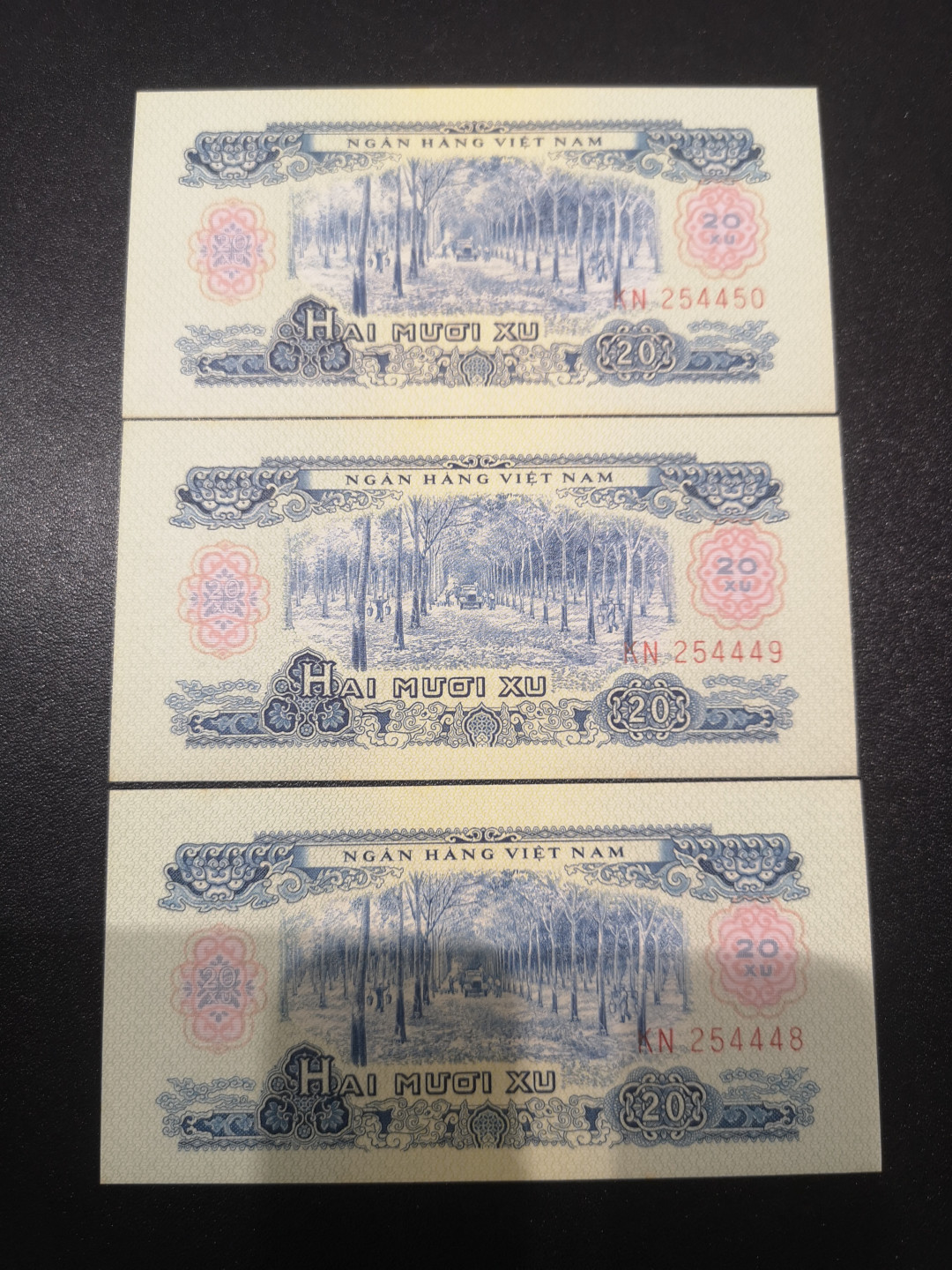 《外钞收藏家》金九银十双拍9号场（总133期）（本期72件） 1963年越南1、2盾 各三张连号  无折有潮癍 品相如图 