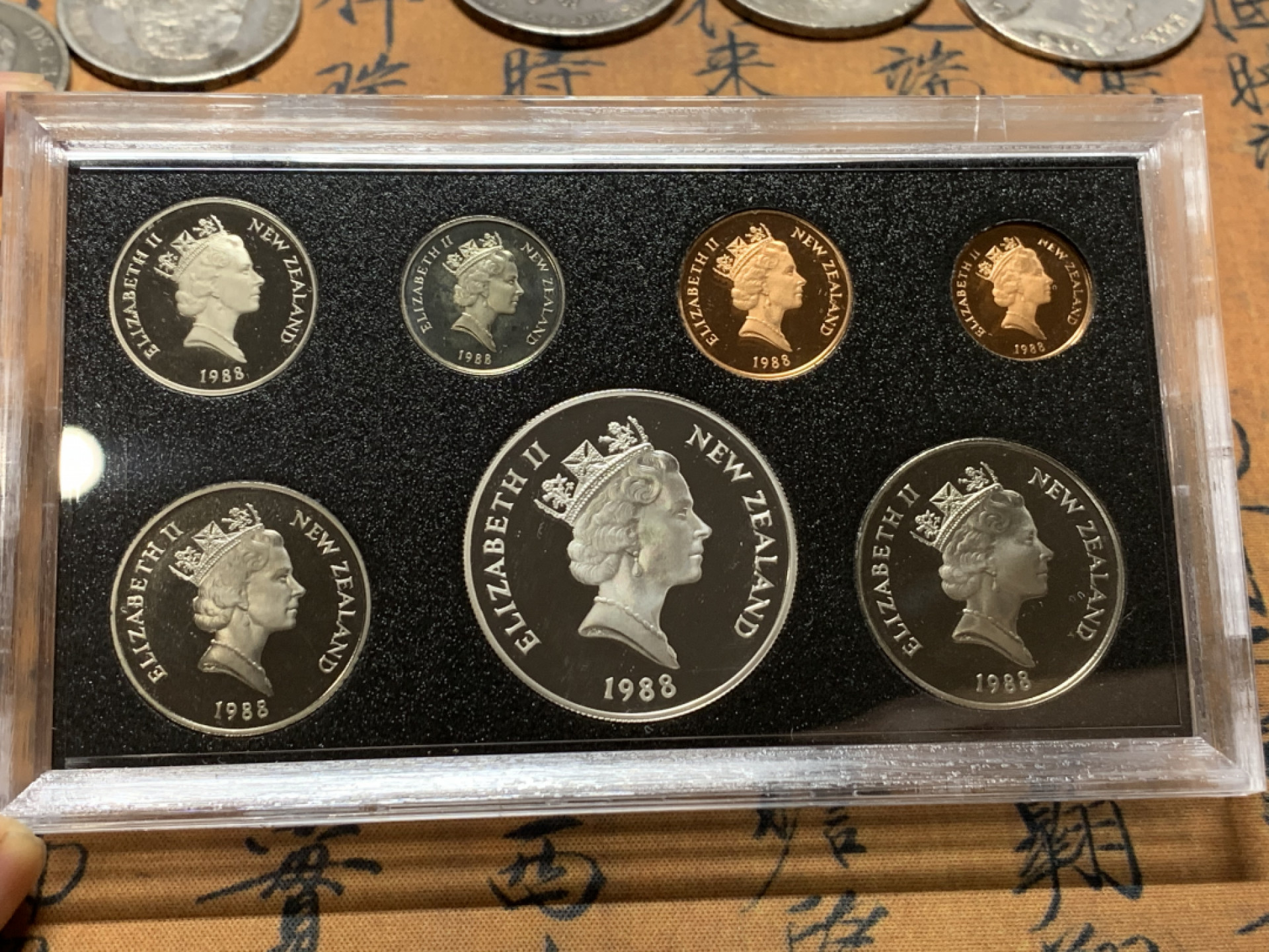 《竞宝斋》钱币微拍-第8场（不限金额顺丰包邮） 新西兰 1988年 精制银币套装 含925银 银币一枚 重27.2克   包装完好 亚克力清晰