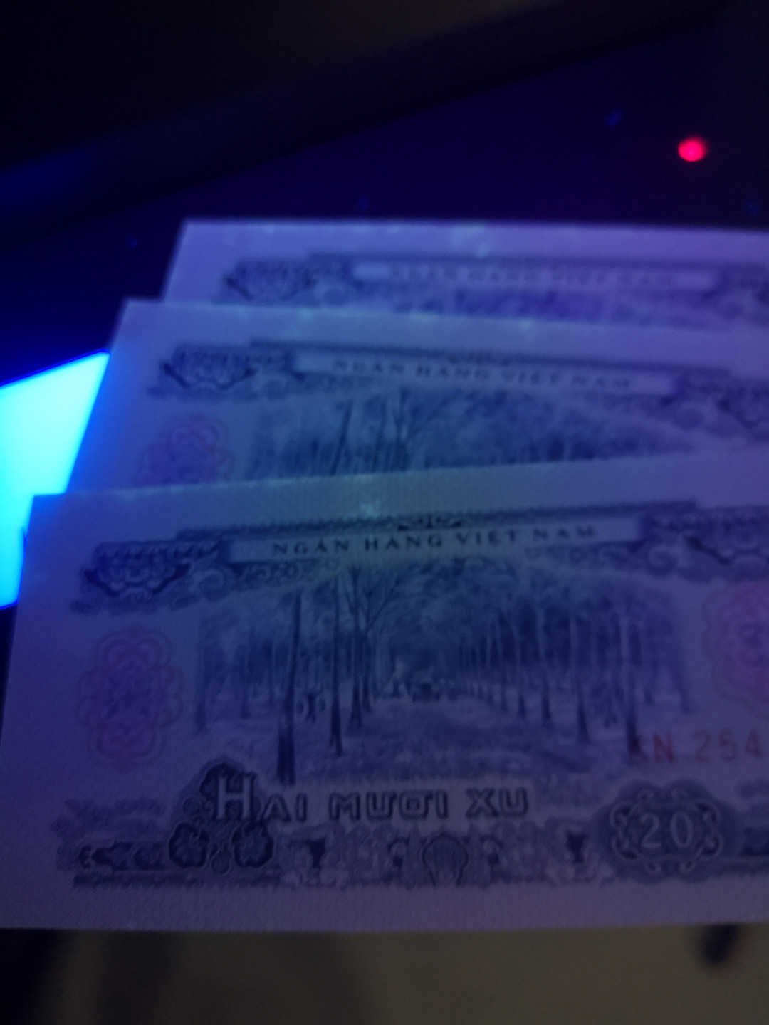 《外钞收藏家》金九银十双拍9号场（总133期）（本期72件） 1963年越南1、2盾 各三张连号  无折有潮癍 品相如图 