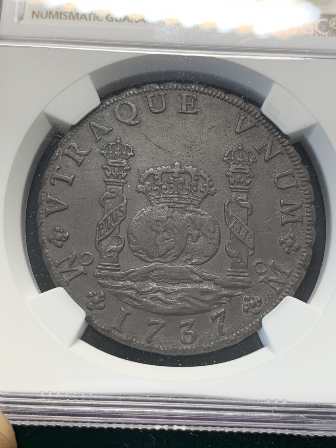 《竞宝斋》钱币微拍-第8场（不限金额顺丰包邮） 碳黑包浆 1737年 墨西哥 地球双柱 大银币 细节好，状态佳 怎么就这么黑