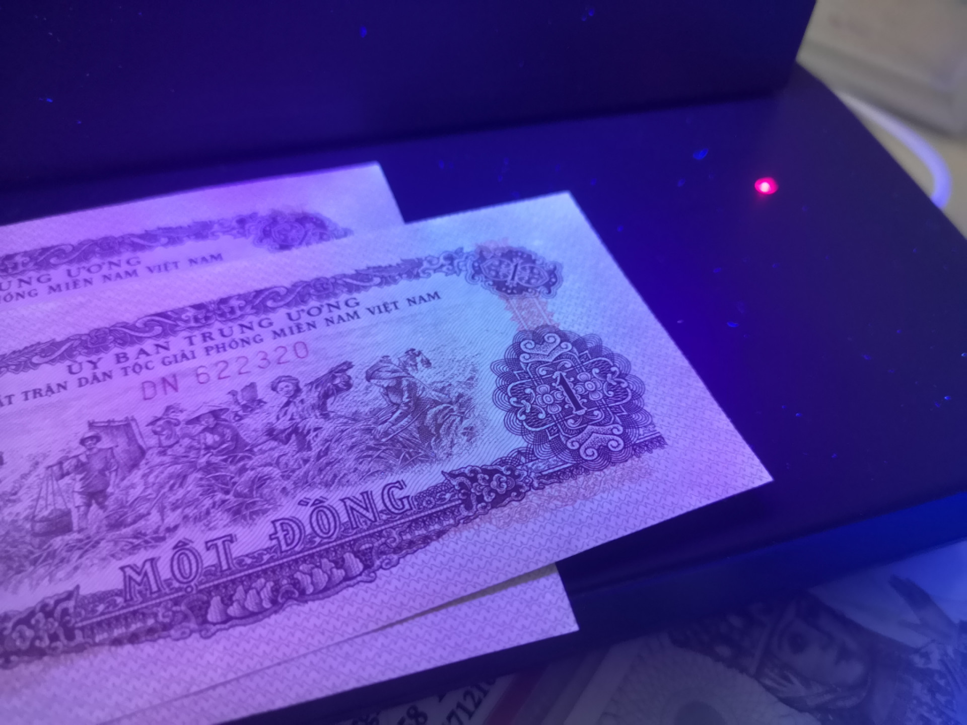 《外钞收藏家》金九银十双拍9号场（总133期）（本期72件） 1963年越南1、2盾 各三张连号  无折有潮癍 品相如图 