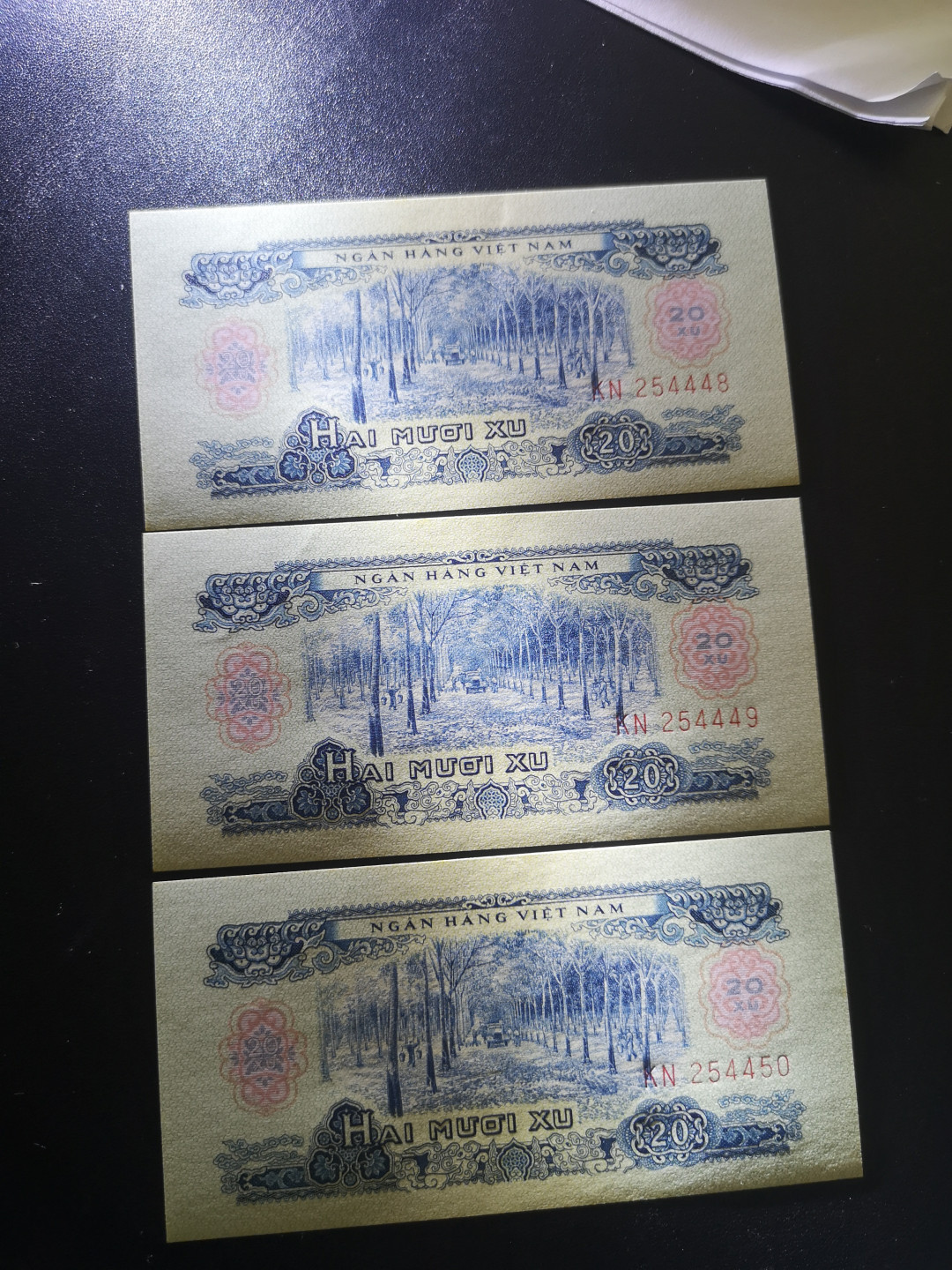 《外钞收藏家》金九银十双拍9号场（总133期）（本期72件） 1963年越南1、2盾 各三张连号  无折有潮癍 品相如图 