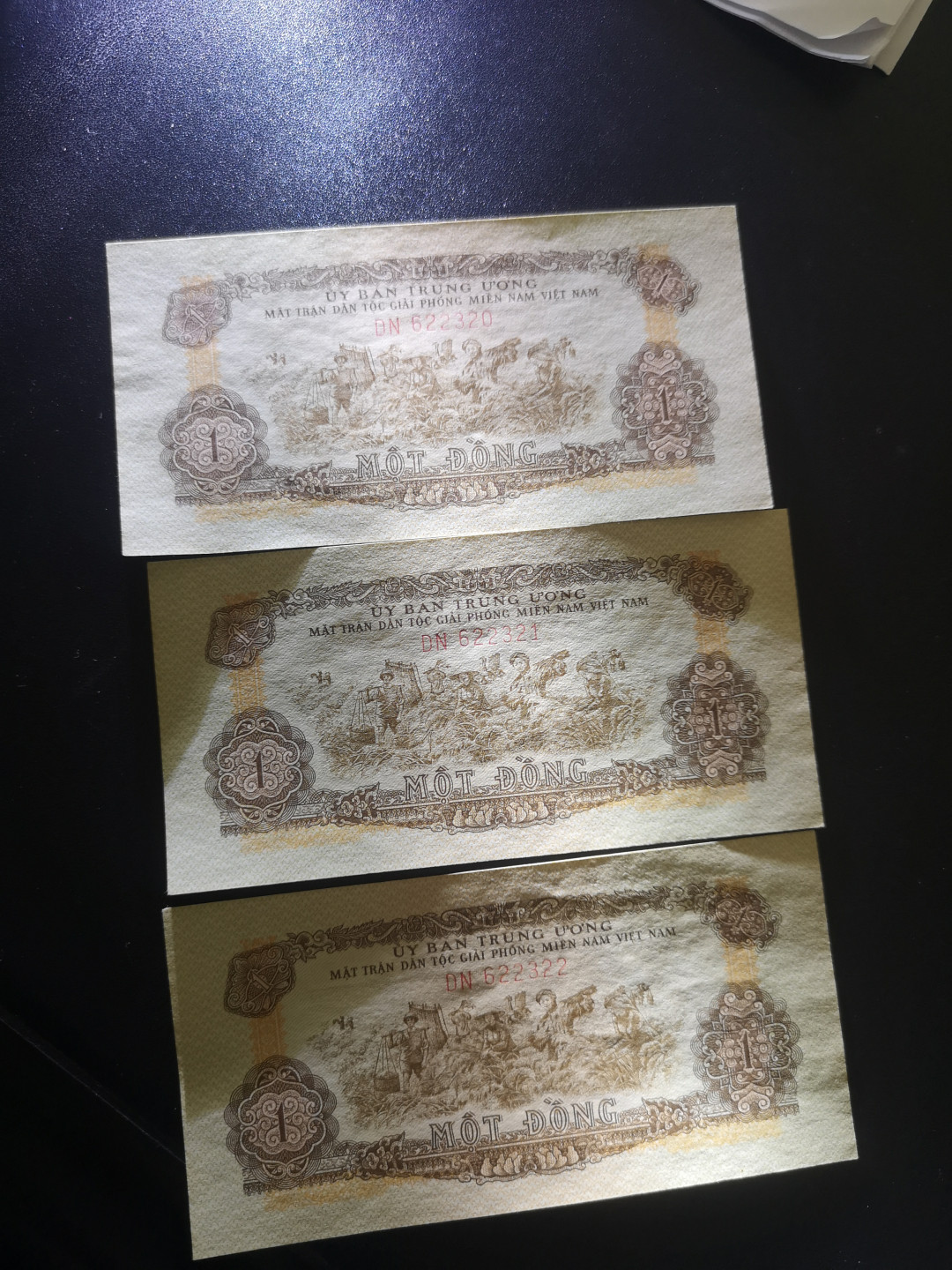 《外钞收藏家》金九银十双拍9号场（总133期）（本期72件） 1963年越南1、2盾 各三张连号  无折有潮癍 品相如图 