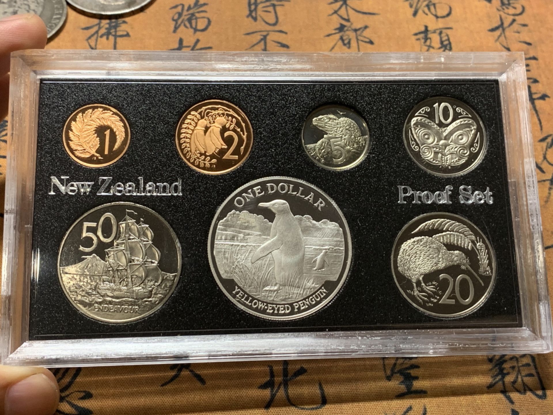 《竞宝斋》钱币微拍-第8场（不限金额顺丰包邮） 新西兰 1988年 精制银币套装 含925银 银币一枚 重27.2克   包装完好 亚克力清晰