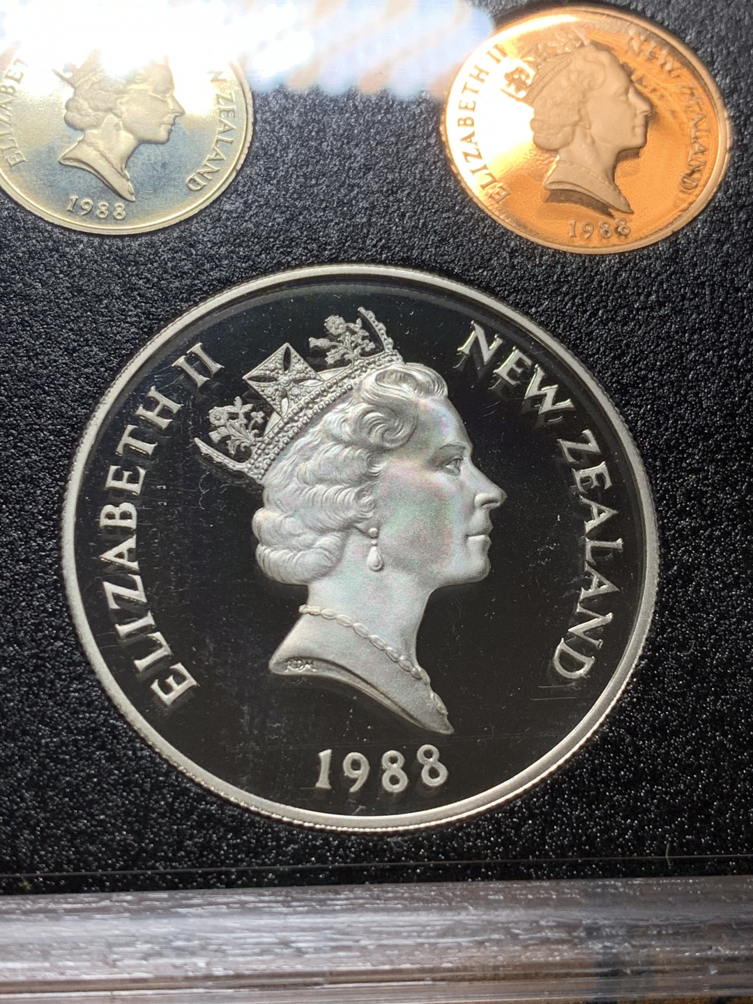 《竞宝斋》钱币微拍-第8场（不限金额顺丰包邮） 新西兰 1988年 精制银币套装 含925银 银币一枚 重27.2克   包装完好 亚克力清晰