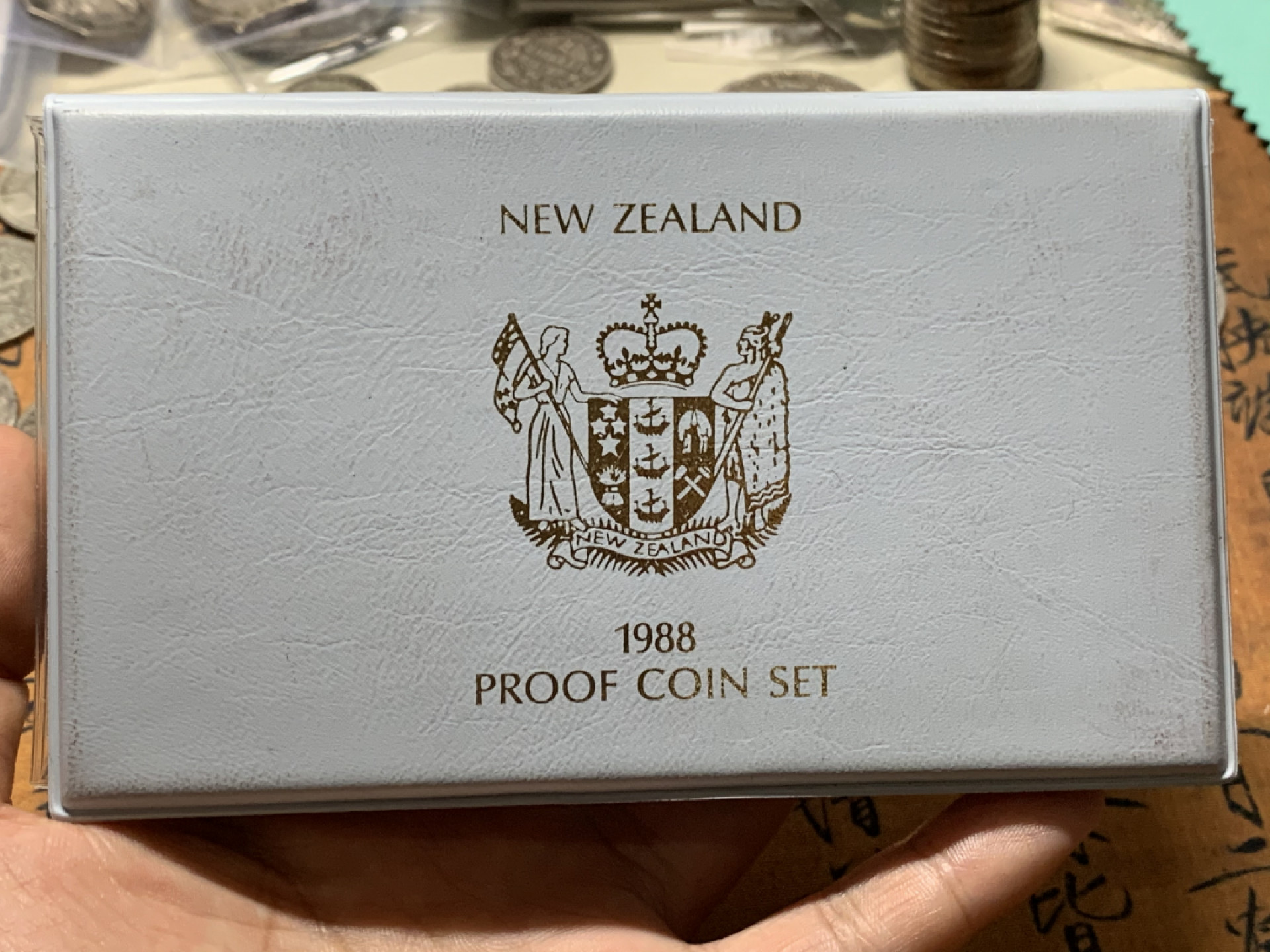《竞宝斋》钱币微拍-第8场（不限金额顺丰包邮） 新西兰 1988年 精制银币套装 含925银 银币一枚 重27.2克   包装完好 亚克力清晰