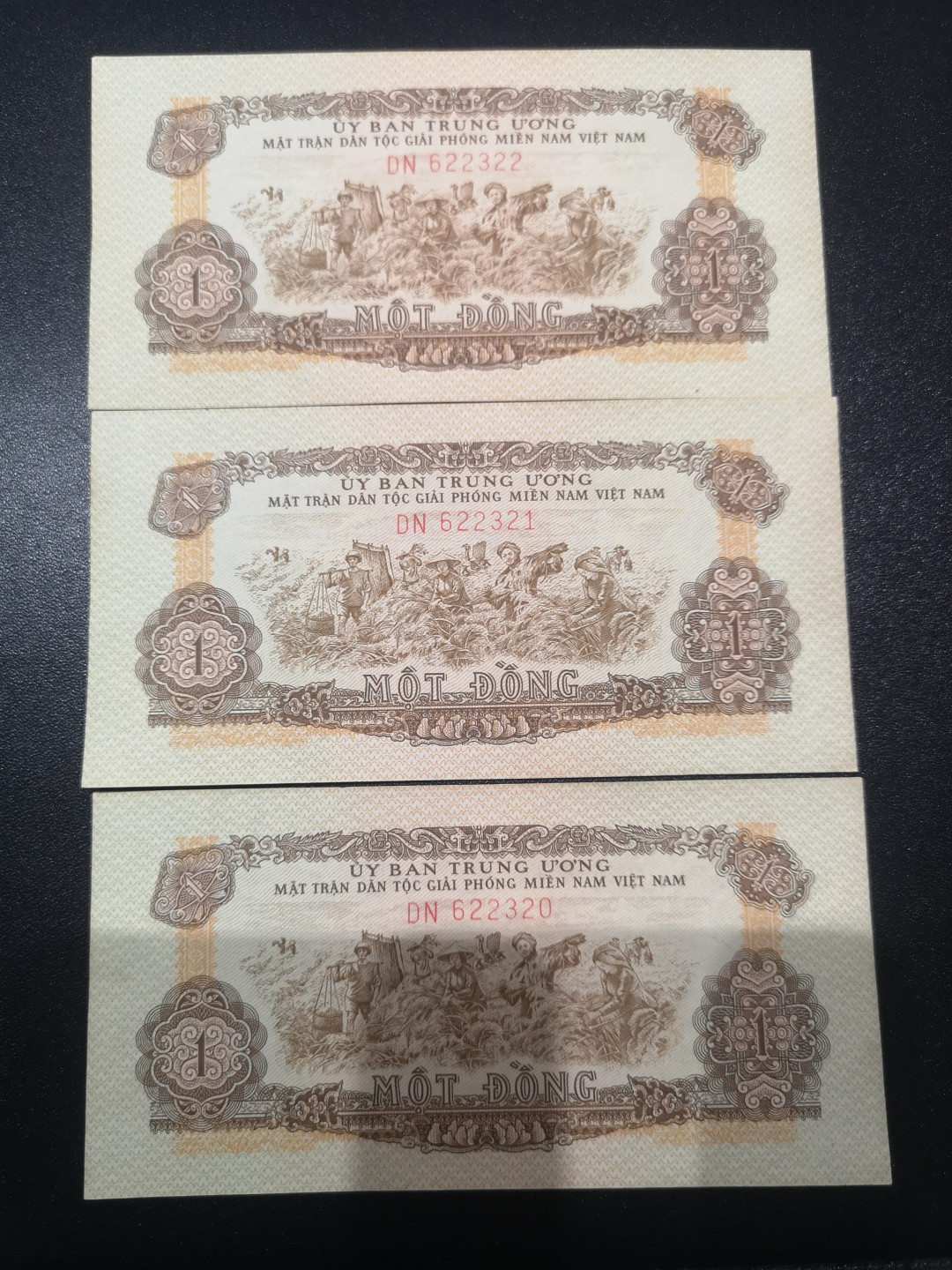 《外钞收藏家》金九银十双拍9号场（总133期）（本期72件） 1963年越南1、2盾 各三张连号  无折有潮癍 品相如图 