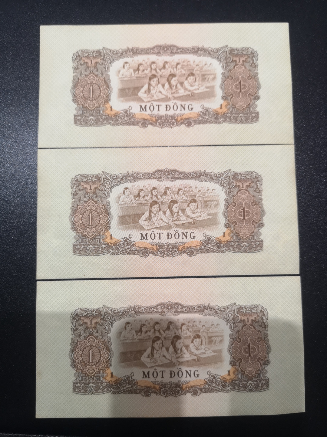 《外钞收藏家》金九银十双拍9号场（总133期）（本期72件） 1963年越南1、2盾 各三张连号  无折有潮癍 品相如图 