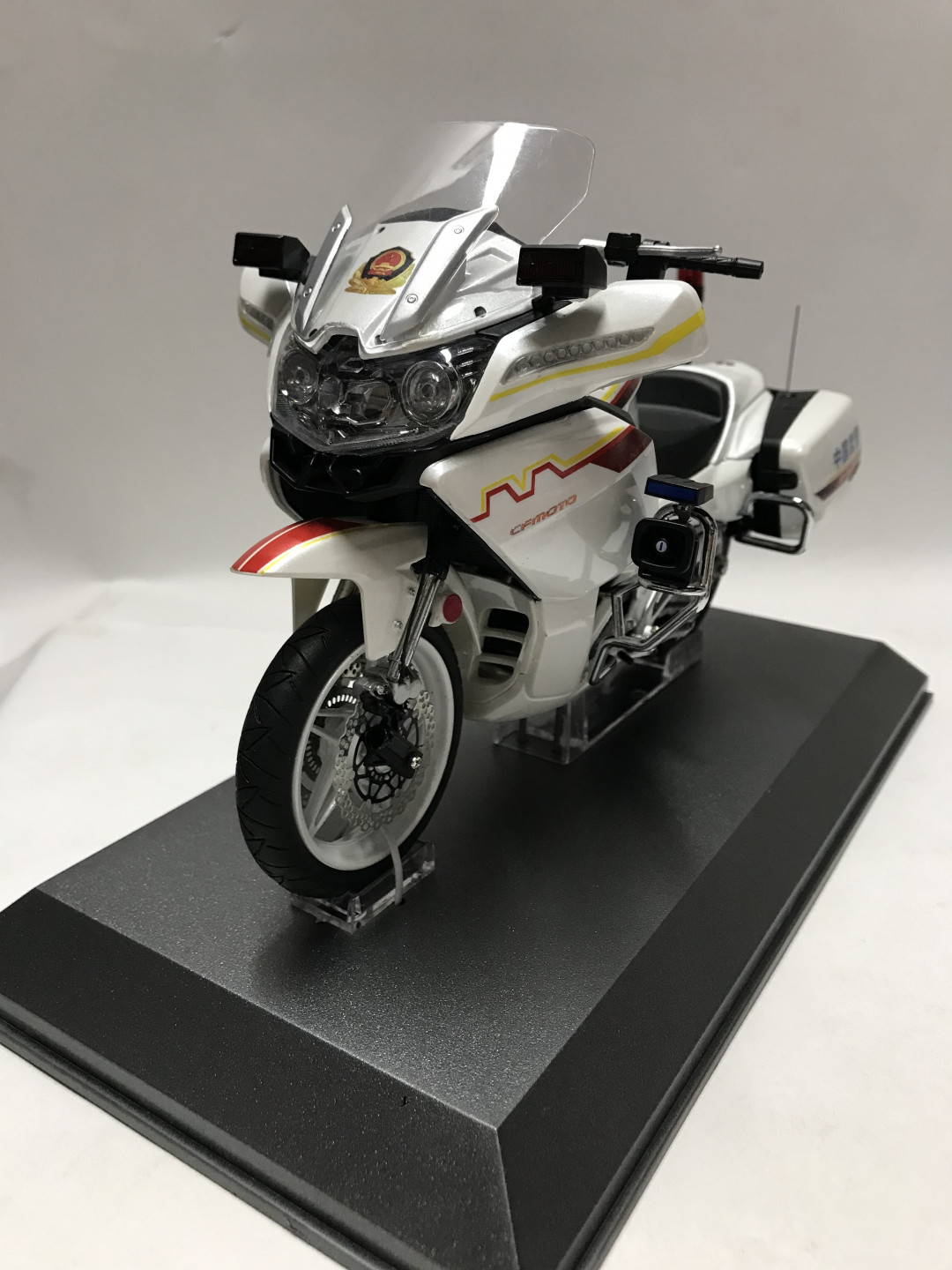 零元拍：原厂春风650国宾护卫队警用摩托模型，全新，亚克力外罩有一角有裂痕，图片可见。