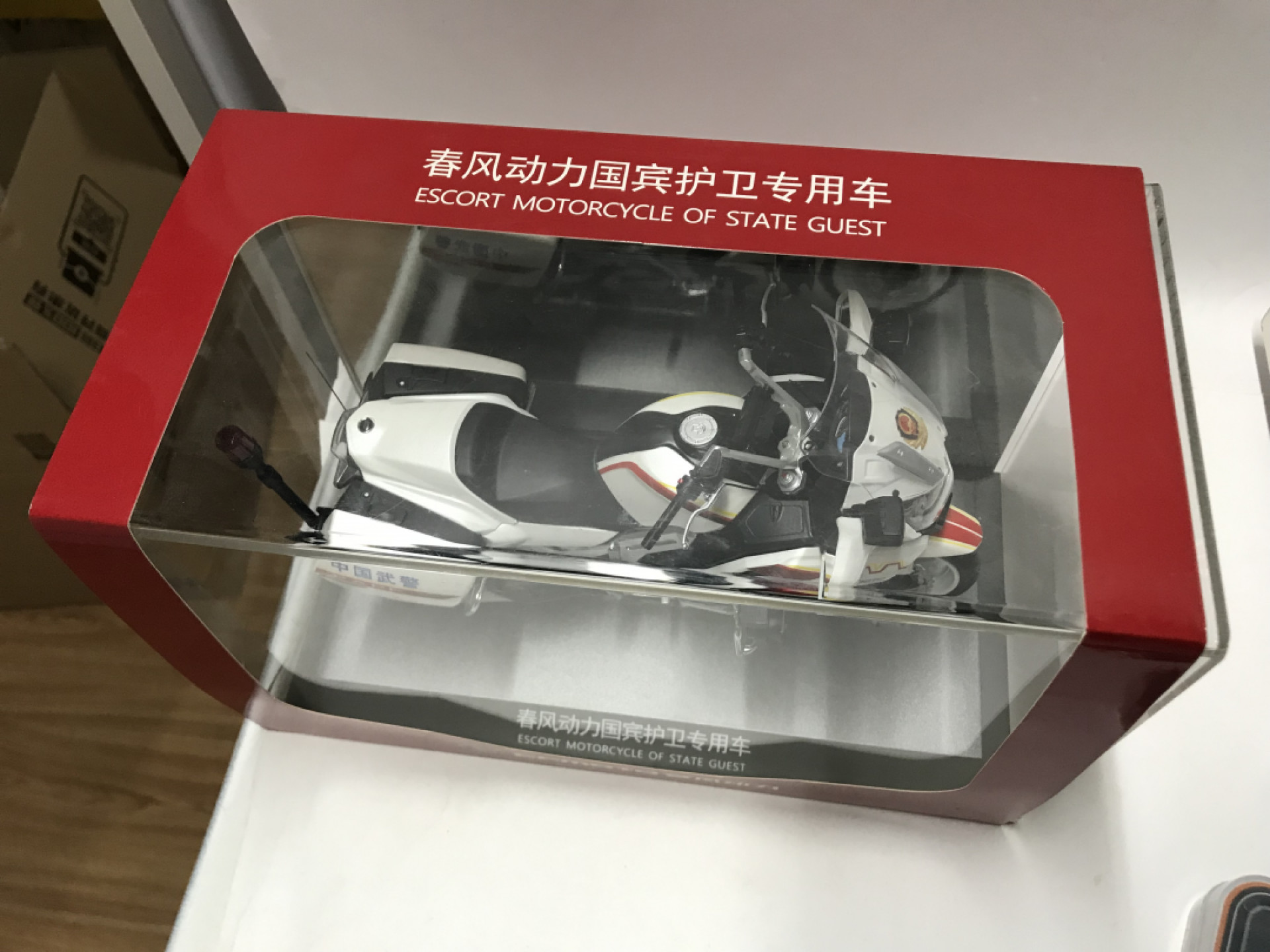 零元拍：原厂春风650国宾护卫队警用摩托模型，全新，亚克力外罩有一角有裂痕，图片可见。