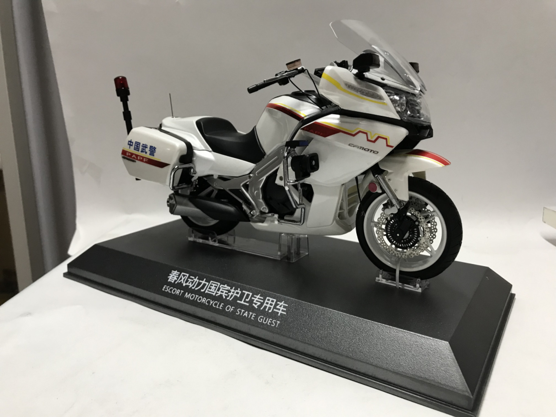 零元拍：原厂春风650国宾护卫队警用摩托模型，全新，亚克力外罩有一角有裂痕，图片可见。