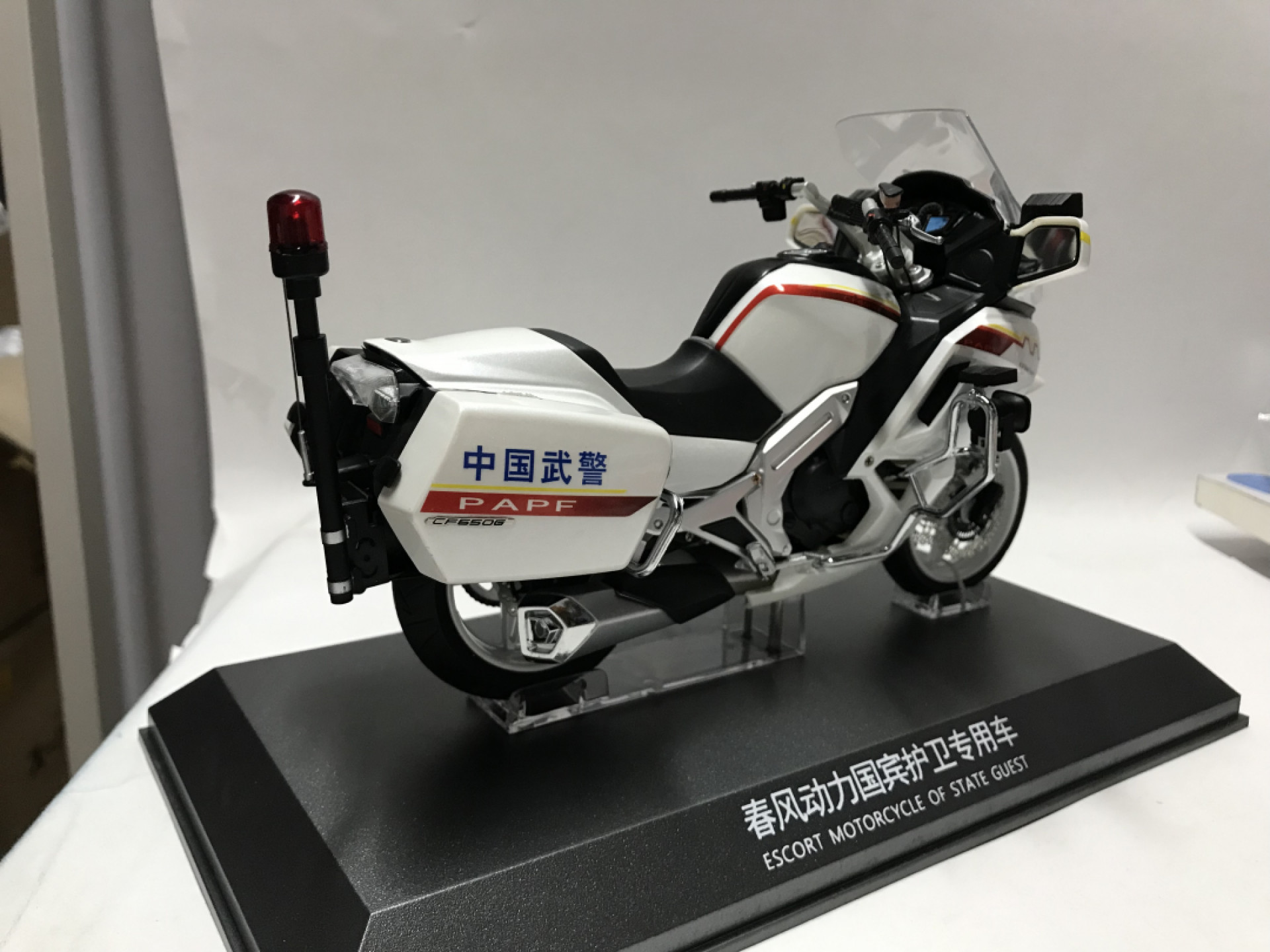 零元拍：原厂春风650国宾护卫队警用摩托模型，全新，亚克力外罩有一角有裂痕，图片可见。
