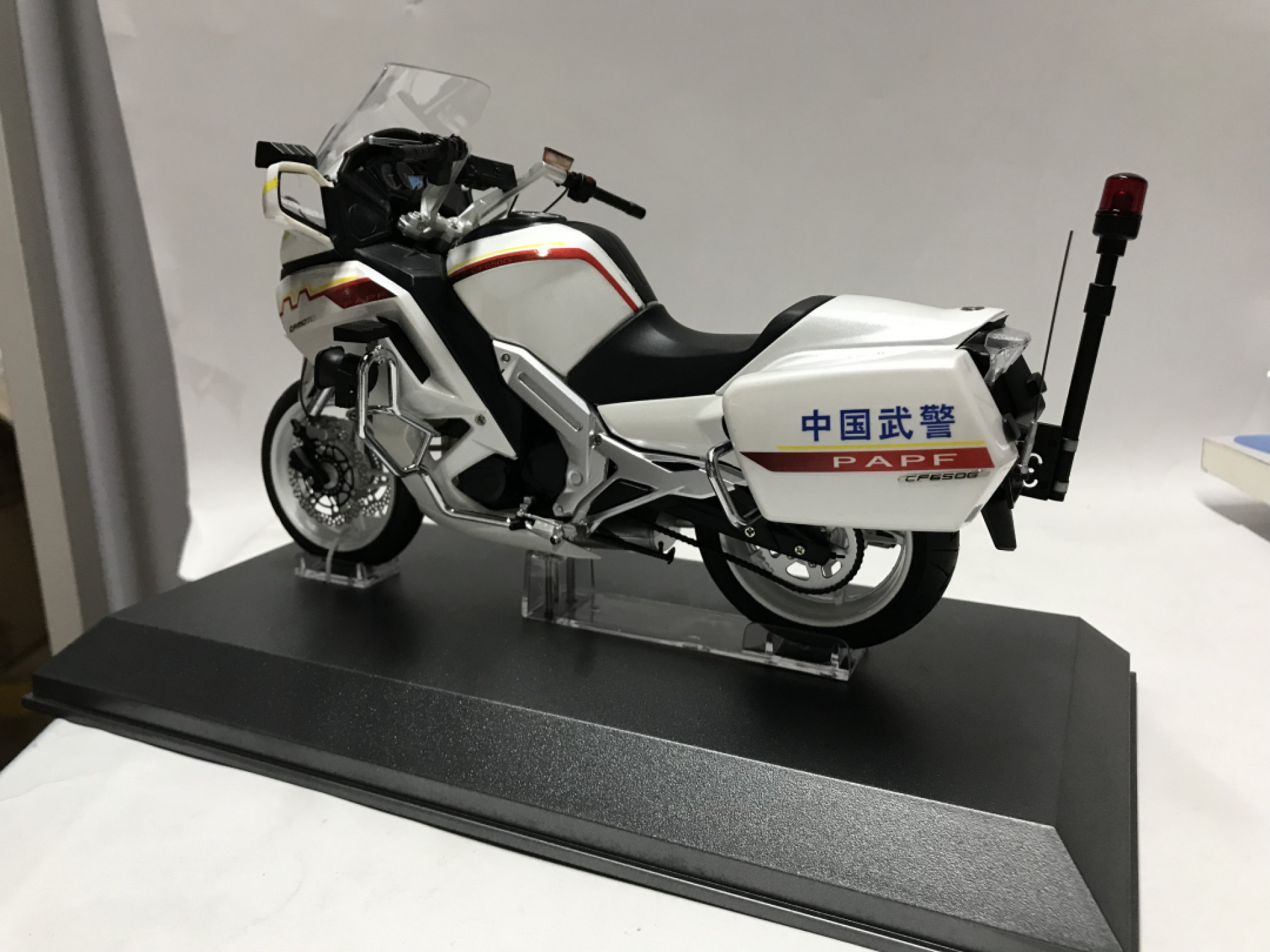 零元拍：原厂春风650国宾护卫队警用摩托模型，全新，亚克力外罩有一角有裂痕，图片可见。