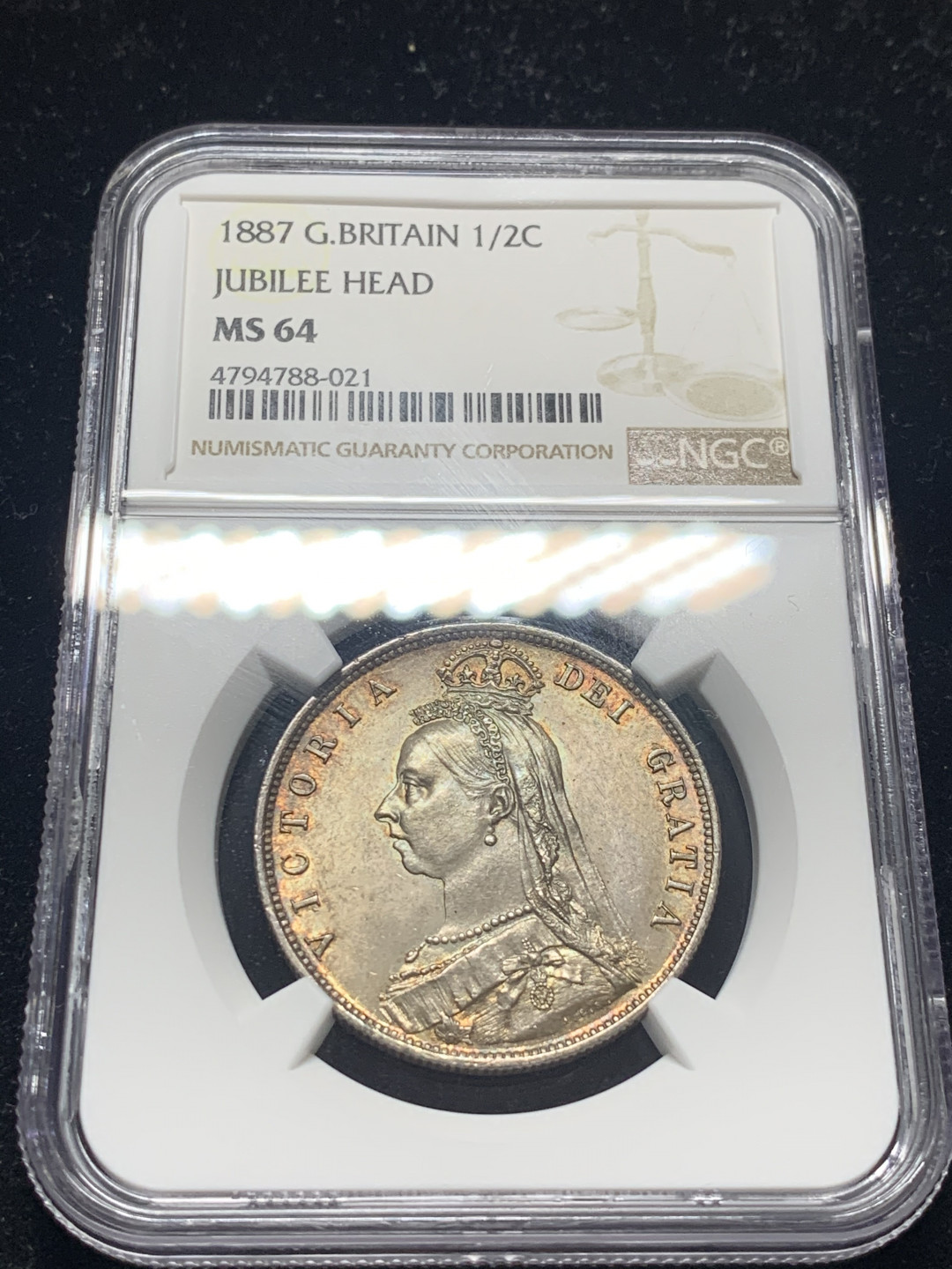 《竞宝斋》钱币微拍-第8场（不限金额顺丰包邮） NGC-MS64 英国1887年维多利亚1/2克朗 炫五彩，视频灯光所到之处皆为五彩包浆，美轮美奂。NGC编号：4794788-021