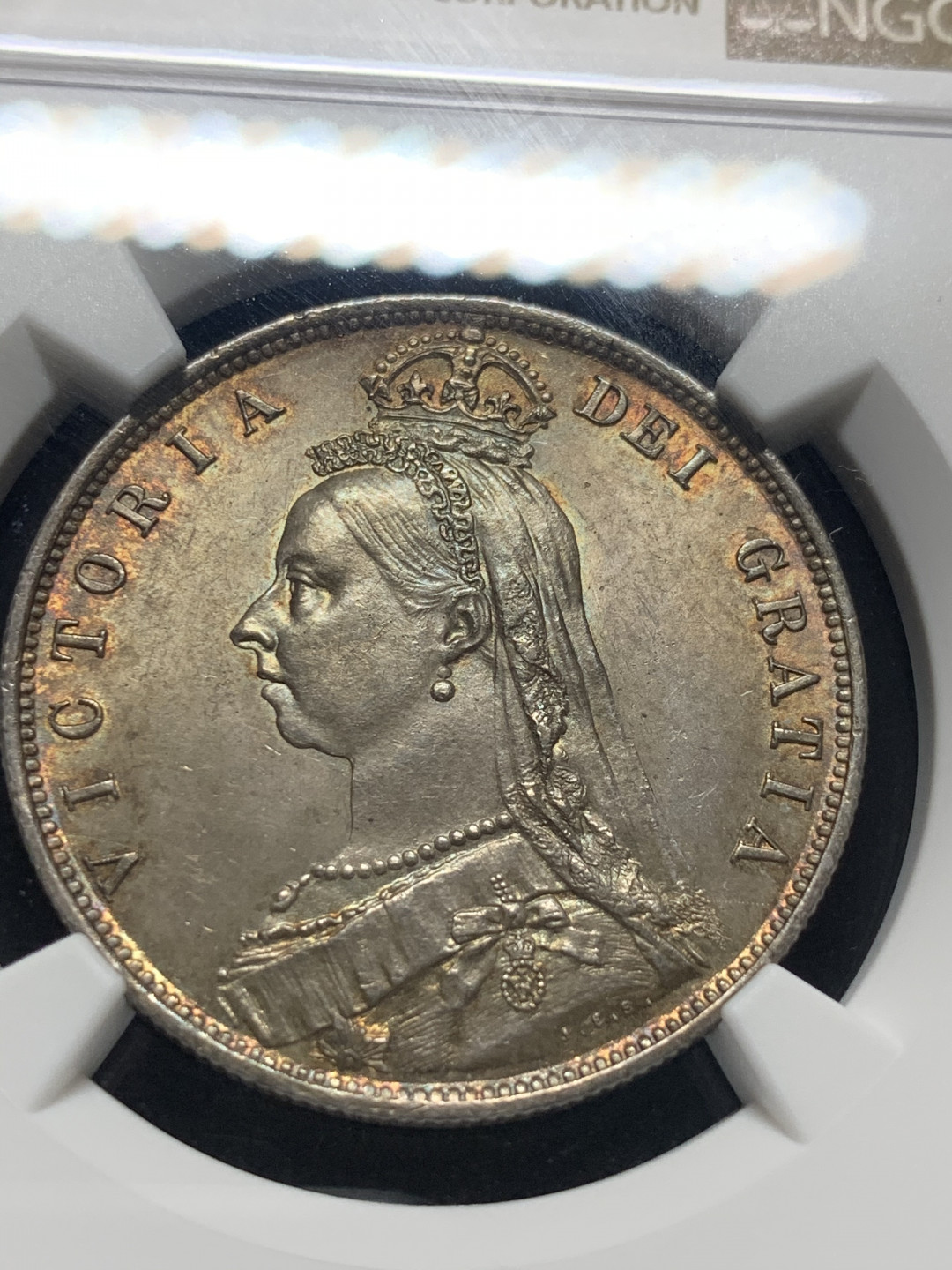 《竞宝斋》钱币微拍-第8场（不限金额顺丰包邮） NGC-MS64 英国1887年维多利亚1/2克朗 炫五彩，视频灯光所到之处皆为五彩包浆，美轮美奂。NGC编号：4794788-021