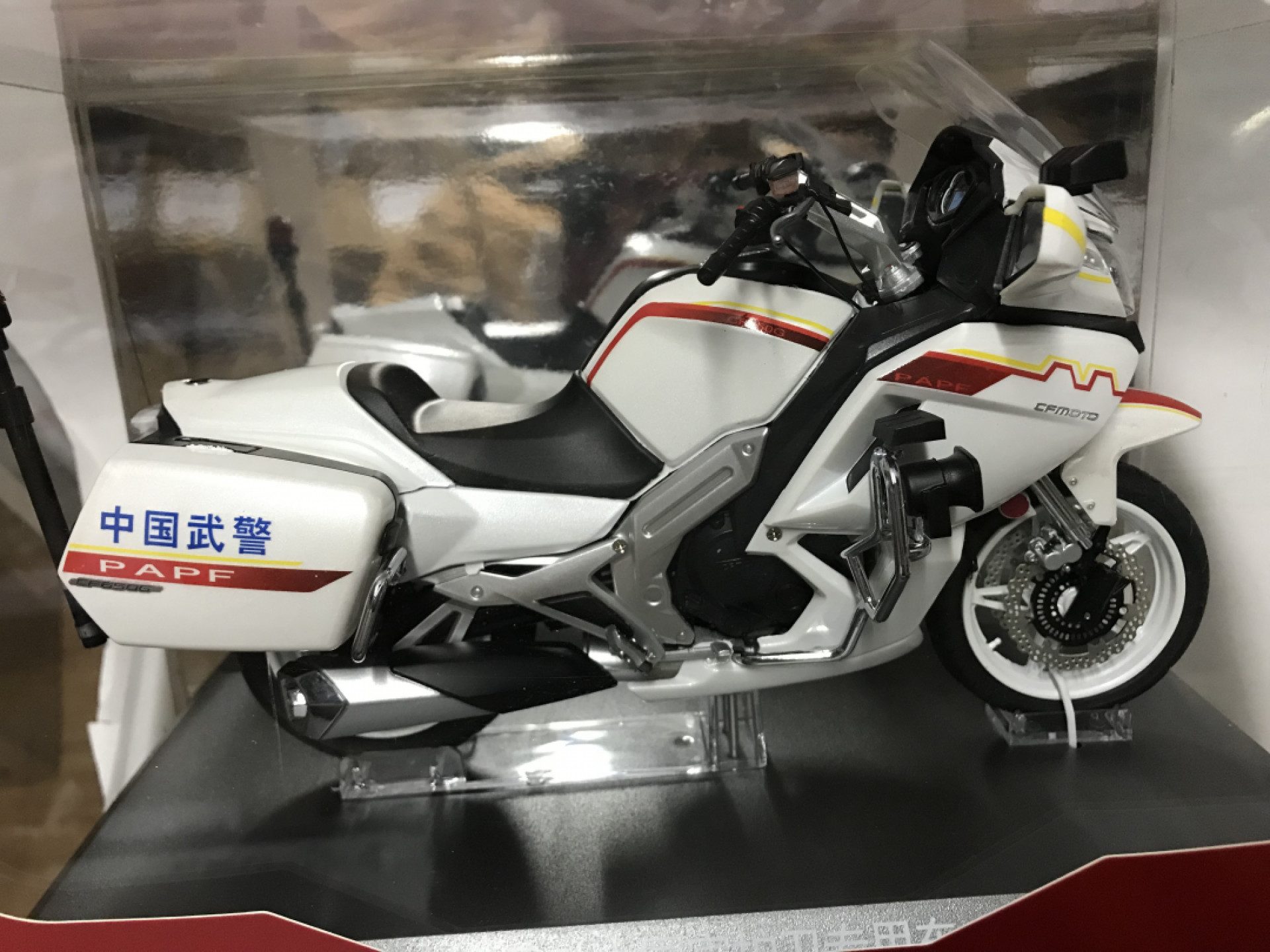 零元拍：原厂春风650国宾护卫队警用摩托模型，全新，亚克力外罩有一角有裂痕，图片可见。