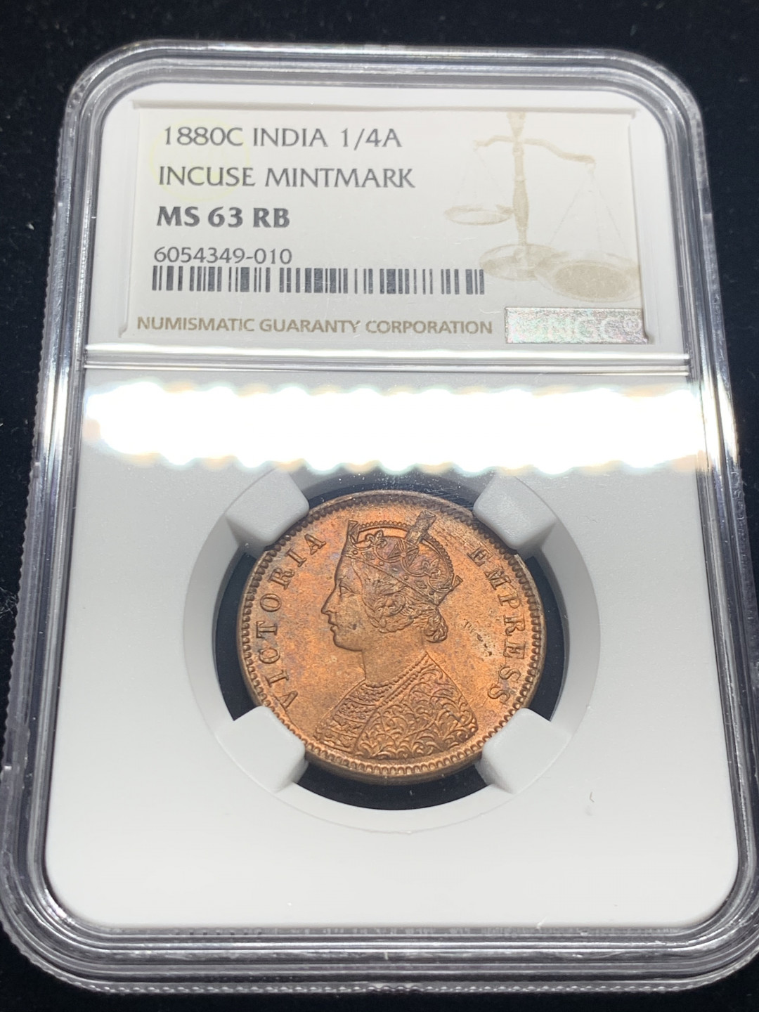 《竞宝斋》钱币微拍-第8场（不限金额顺丰包邮） NGC-MS63 英属印度1880年维多利亚1/4安娜 原光品质，铜币难得 NGC编号：6054349-010