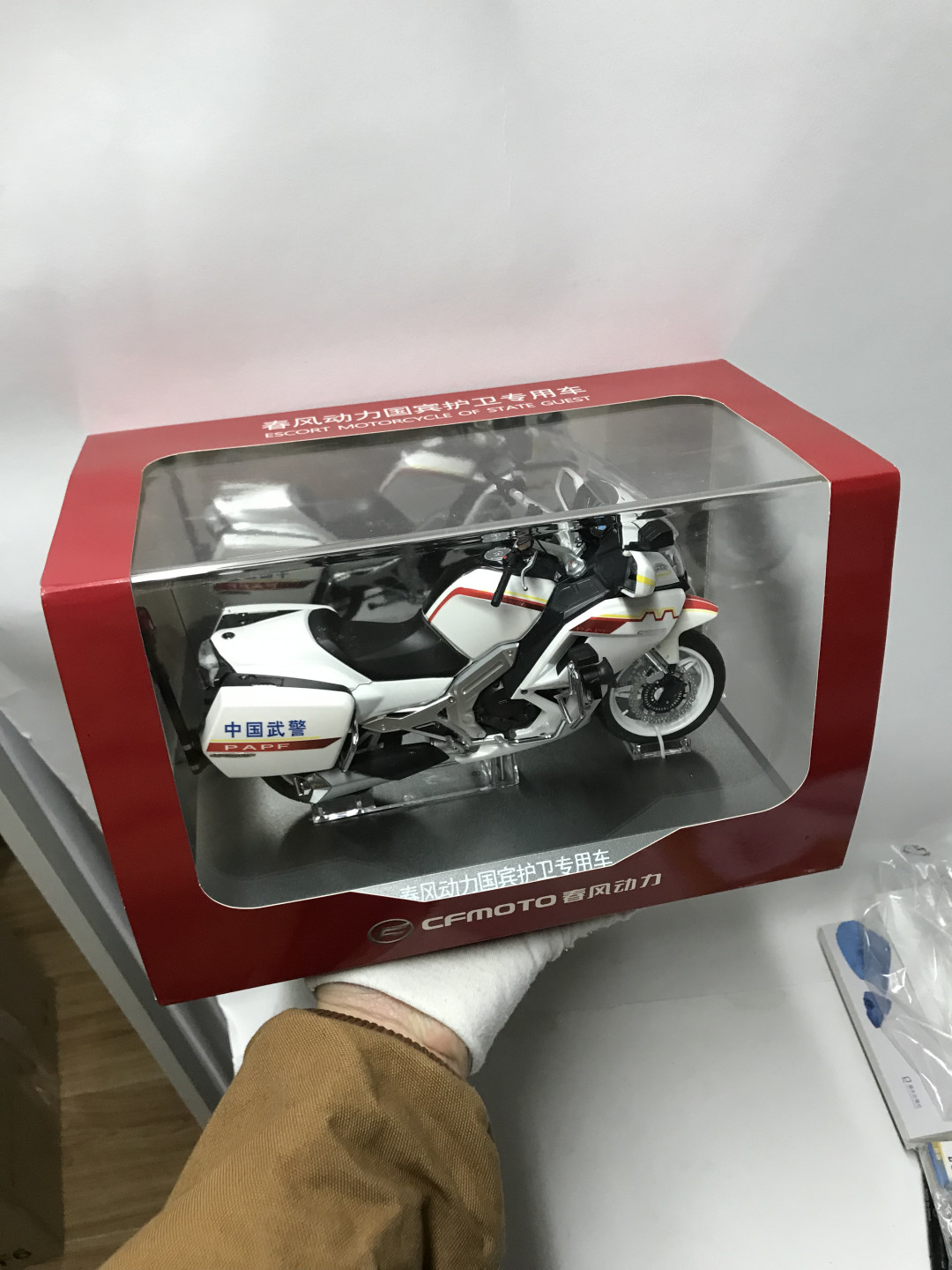 零元拍：原厂春风650国宾护卫队警用摩托模型，全新，亚克力外罩有一角有裂痕，图片可见。