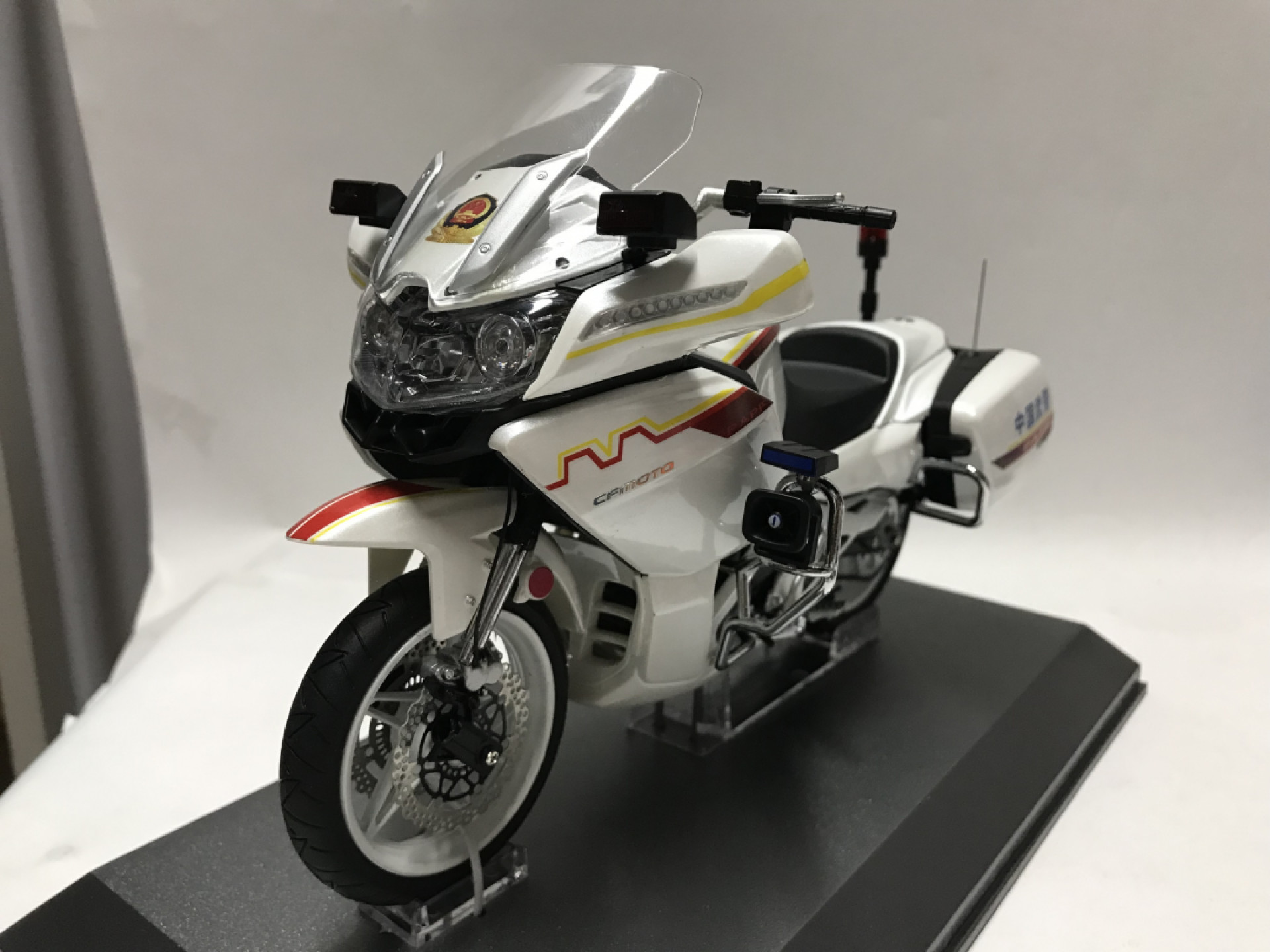 零元拍：原厂春风650国宾护卫队警用摩托模型，全新，亚克力外罩有一角有裂痕，图片可见。