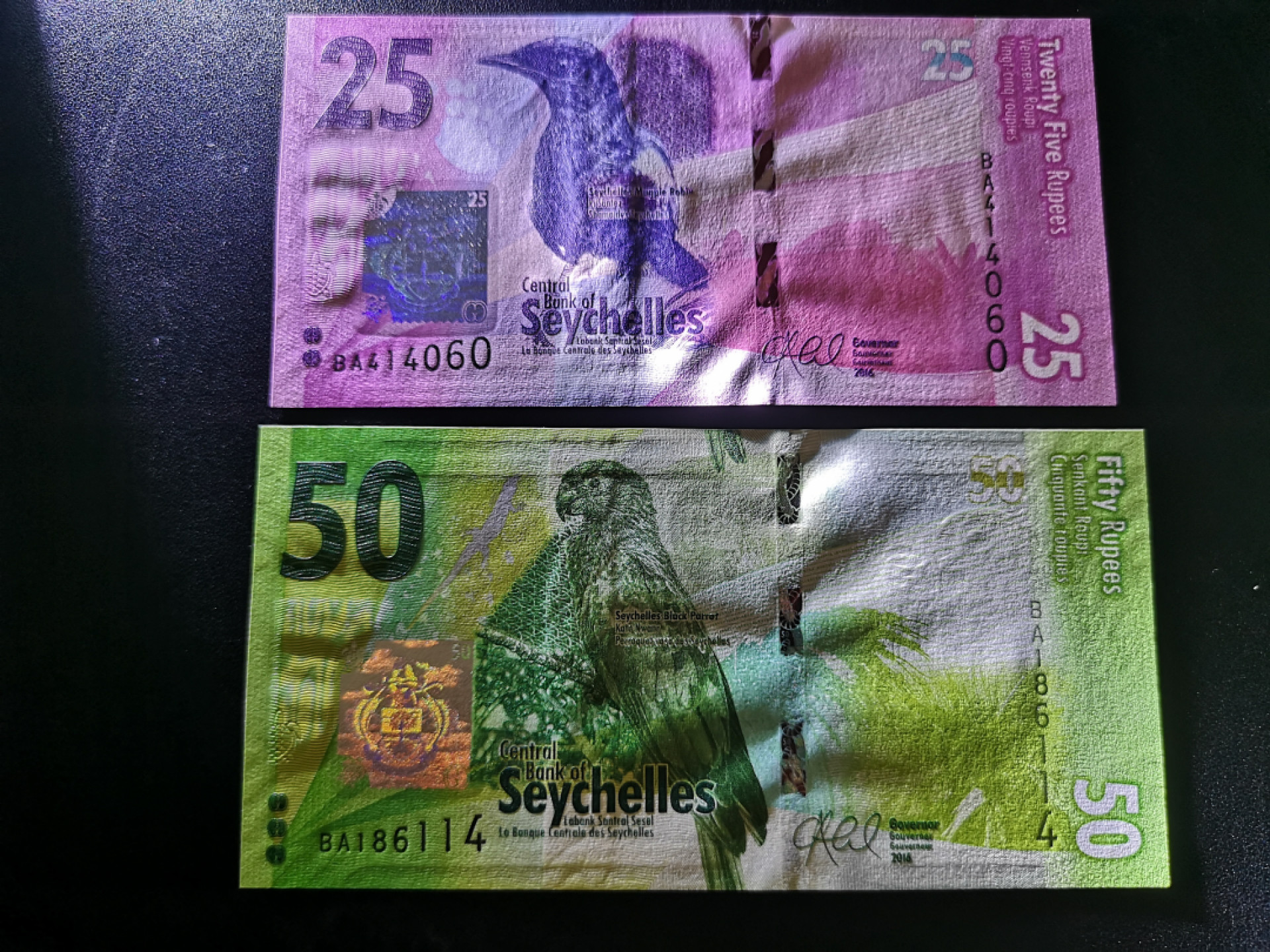 《外钞收藏家》第一百三十五期 塞舌尔50、25两张一起 全新UNC