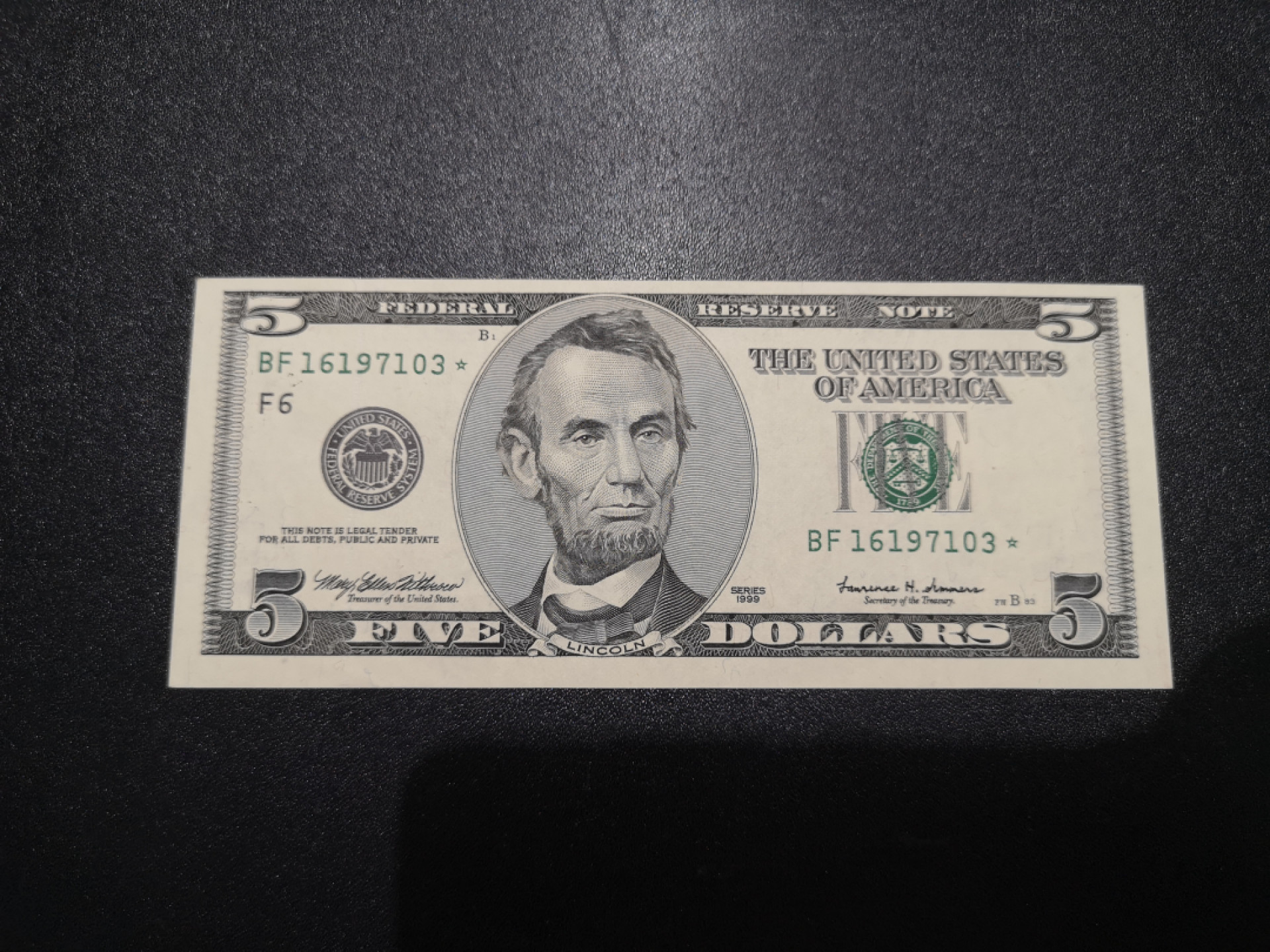 《外钞收藏家》第一百三十五期 1999年大头5美元 补号 全新UNC