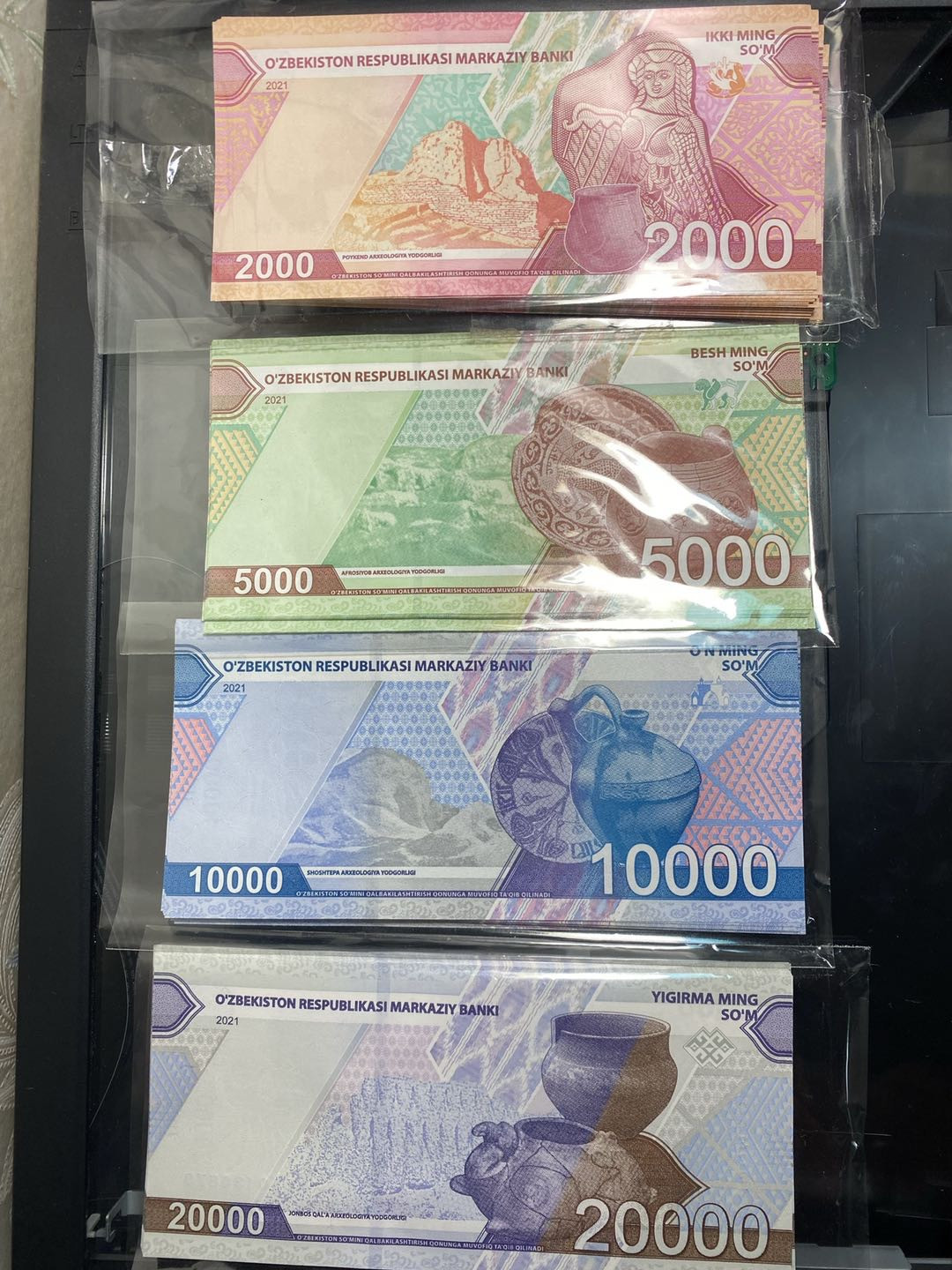 2021年乌兹别克斯坦2000+5000+10000+20000索姆四张套