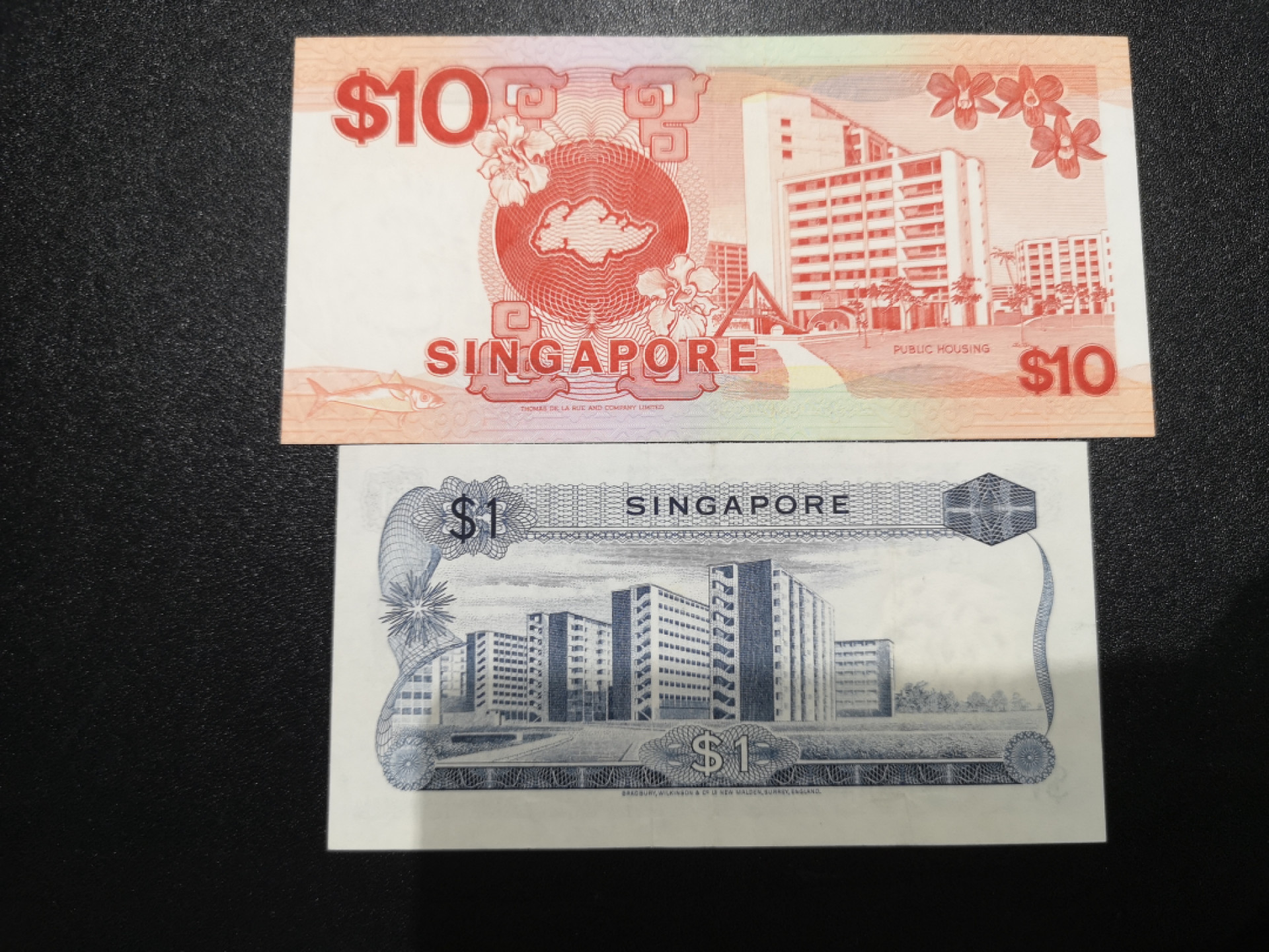 《外钞收藏家》第一百三十五期 新加坡船版10、花版1 两张一起 花版是AU品相 船10是VF品相 如图