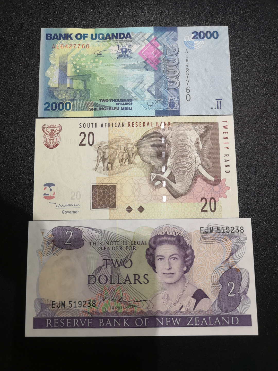 《外钞收藏家》第一百三十五期 乌干达、南非、新西兰三张一起 全新UNC