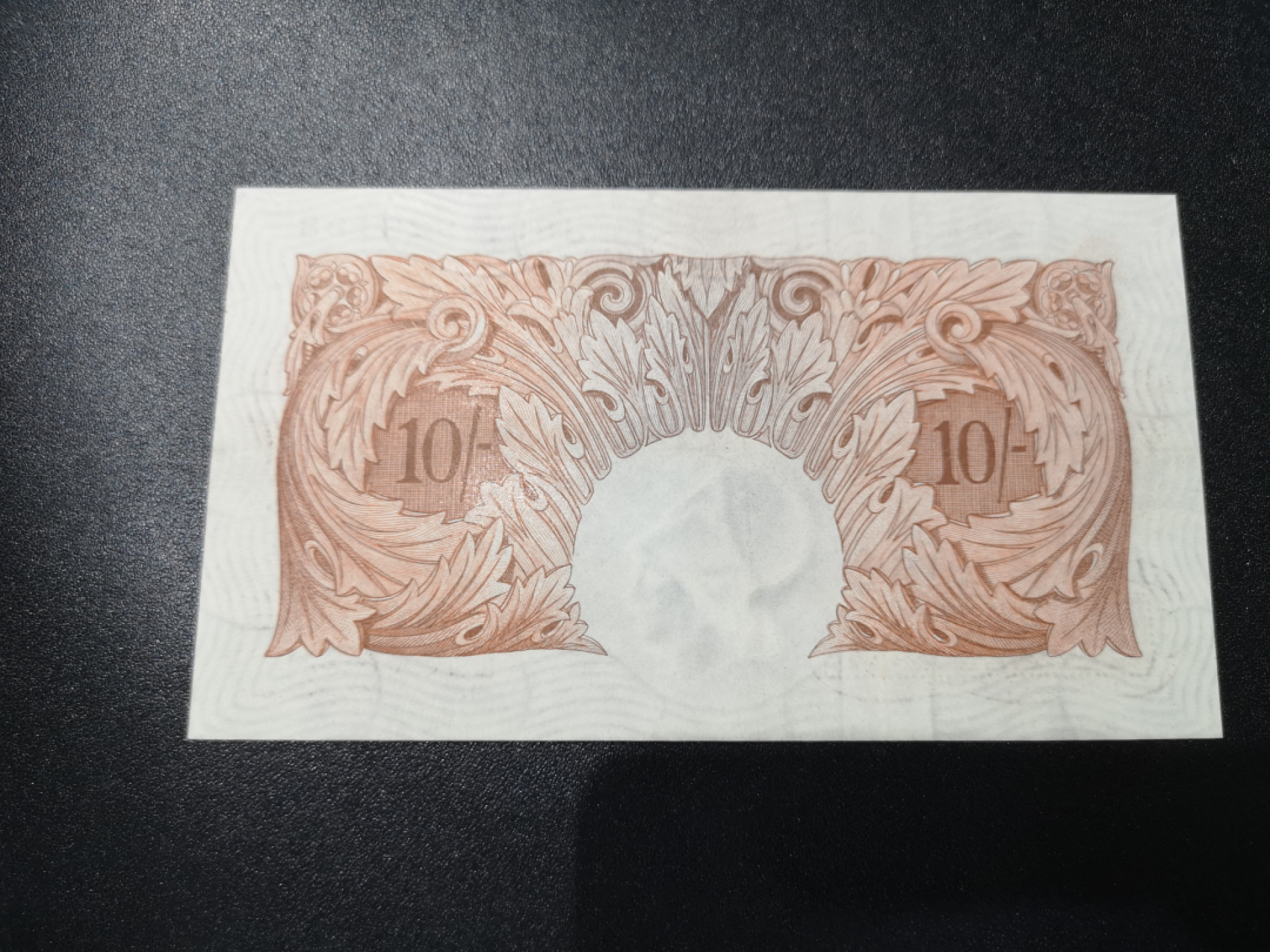 《外钞收藏家》第一百三十五期 英国A序列10先令 无47尾8 仔细检查有十字折 VF-AU品相