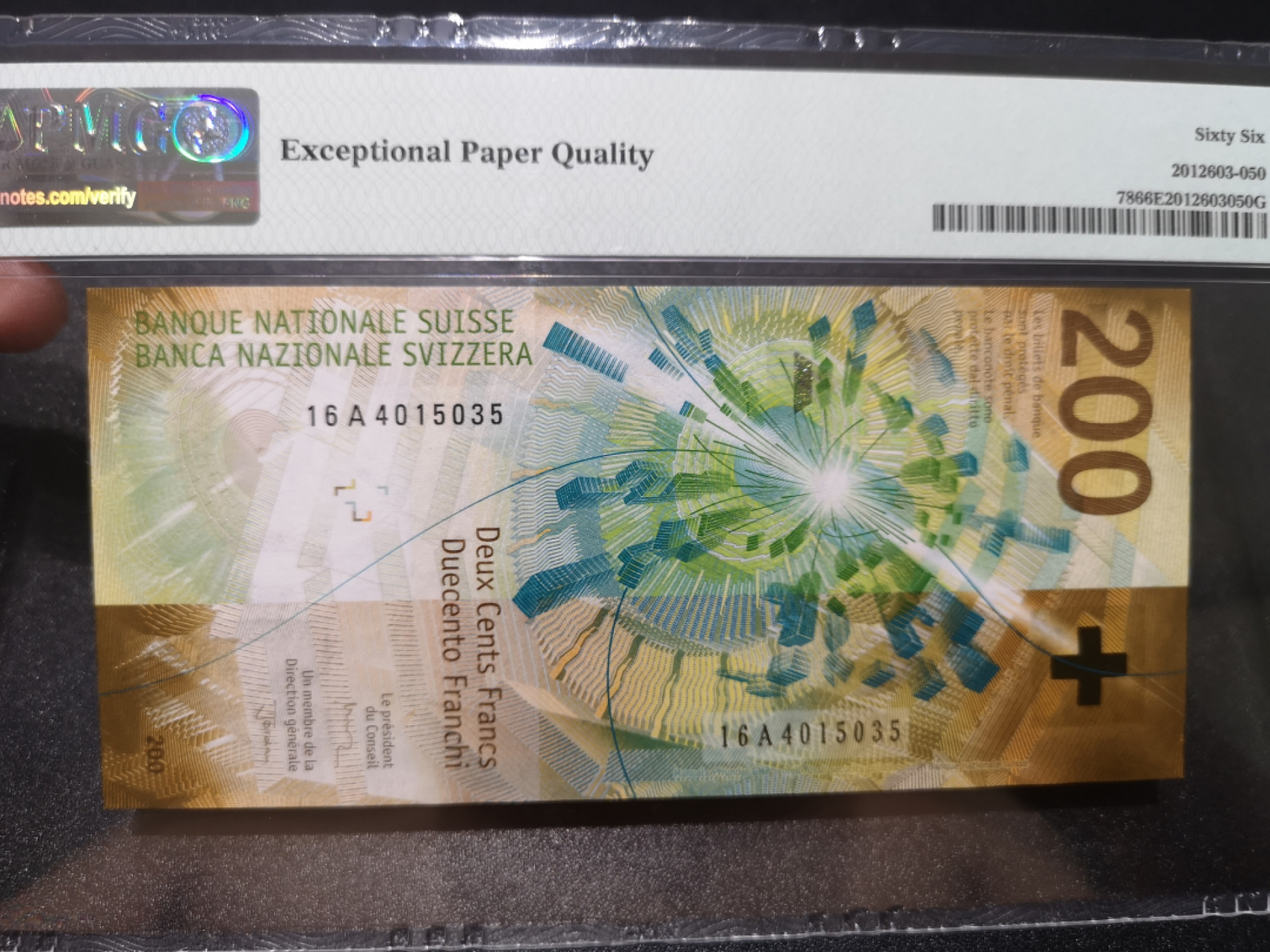 《外钞收藏家》第一百三十五期 2016年瑞士200法郎 首发A冠 PMG66