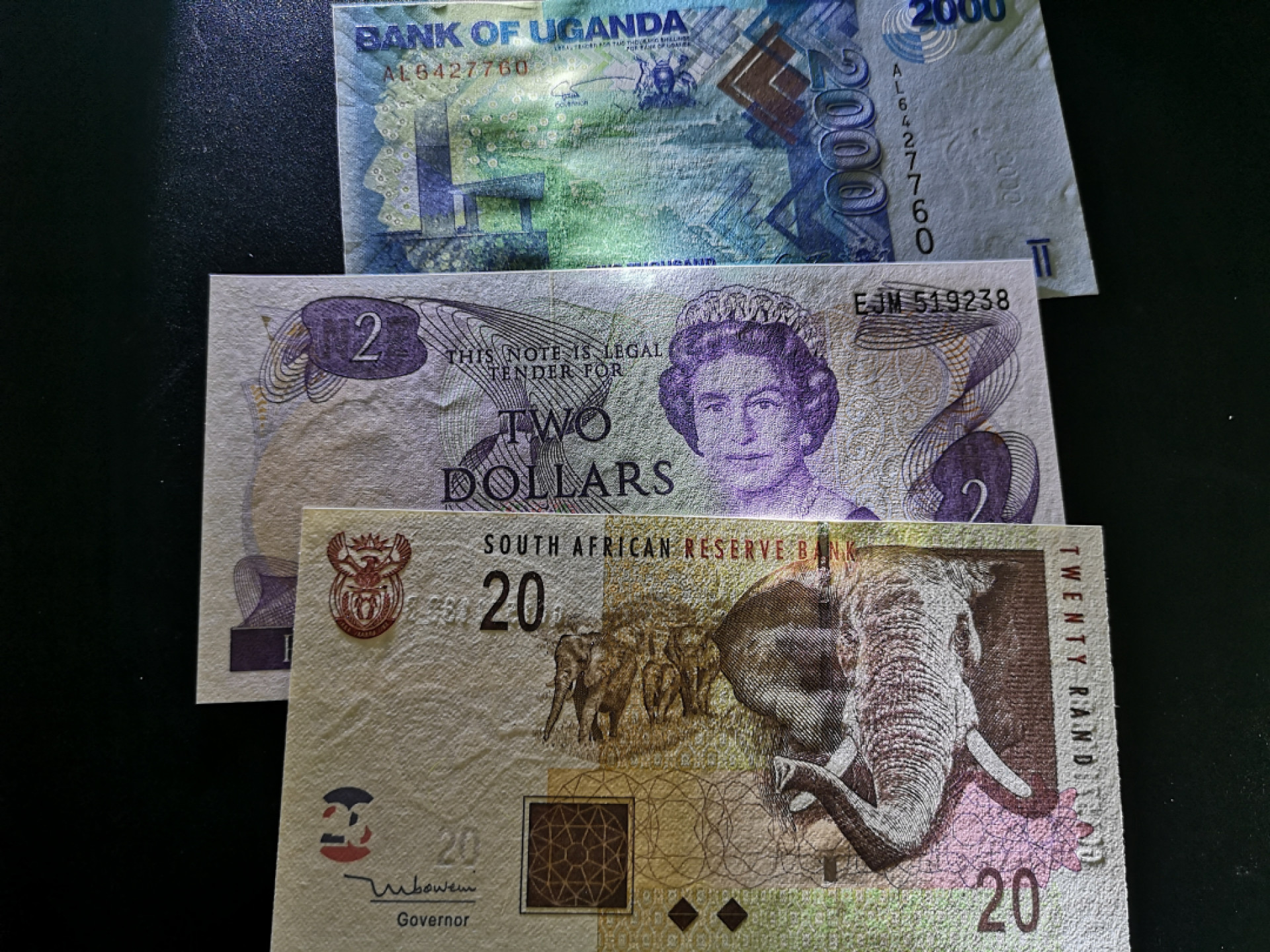 《外钞收藏家》第一百三十五期 乌干达、南非、新西兰三张一起 全新UNC