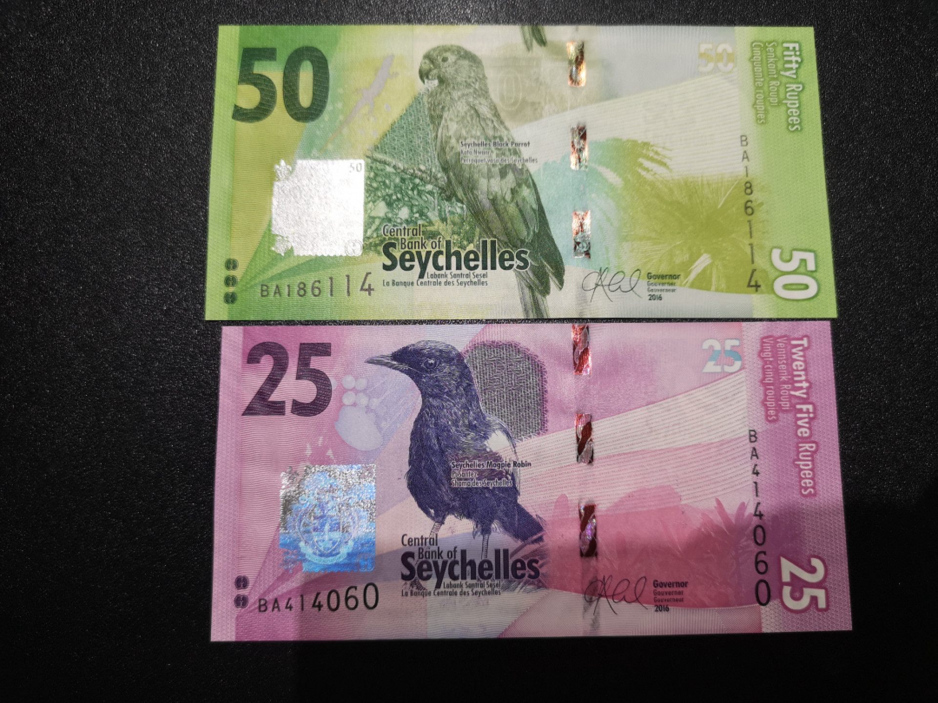 《外钞收藏家》第一百三十五期 塞舌尔50、25两张一起 全新UNC