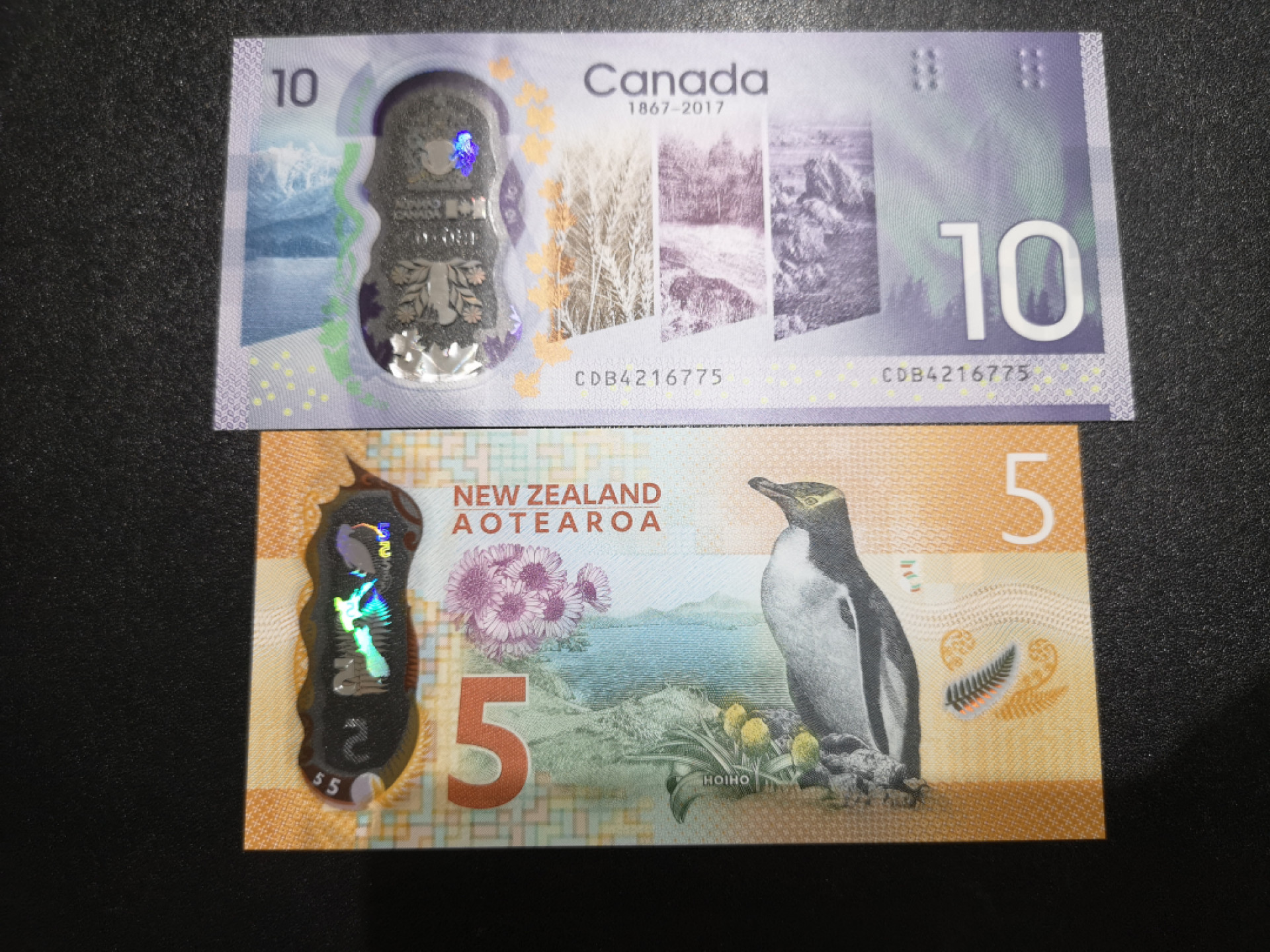《外钞收藏家》第一百三十五期 加拿大10、新西兰5 两张一起 全新UNC
