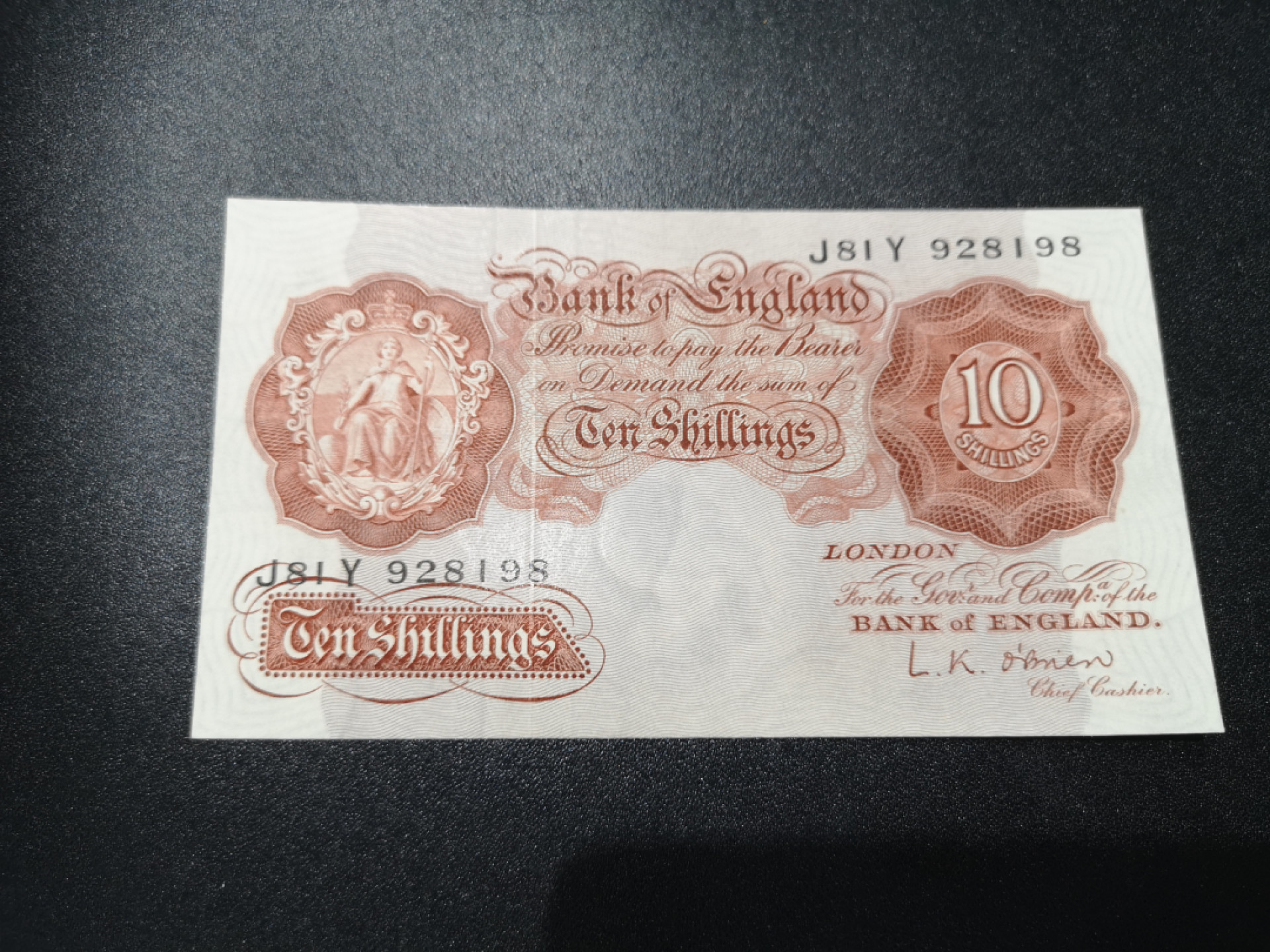 《外钞收藏家》第一百三十五期 英国A序列10先令 无47尾8 仔细检查有十字折 VF-AU品相