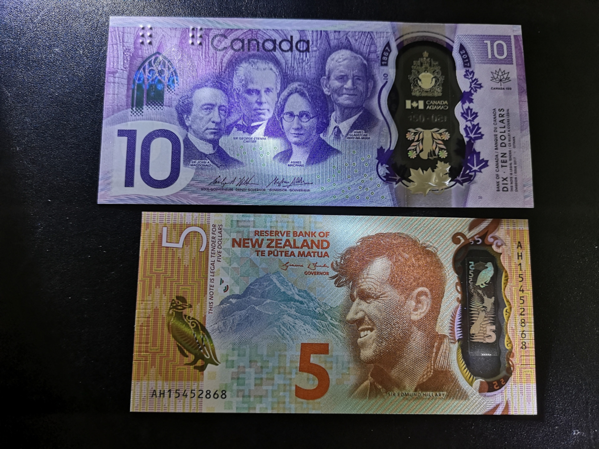 《外钞收藏家》第一百三十五期 加拿大10、新西兰5 两张一起 全新UNC