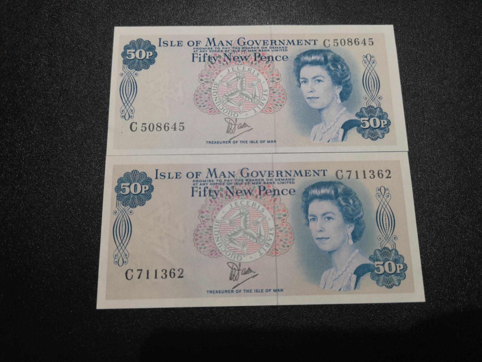 《外钞收藏家》第一百三十五期 马恩岛50分 两张一起 全新 但四个角有压痕 应该是册子里拆出来的