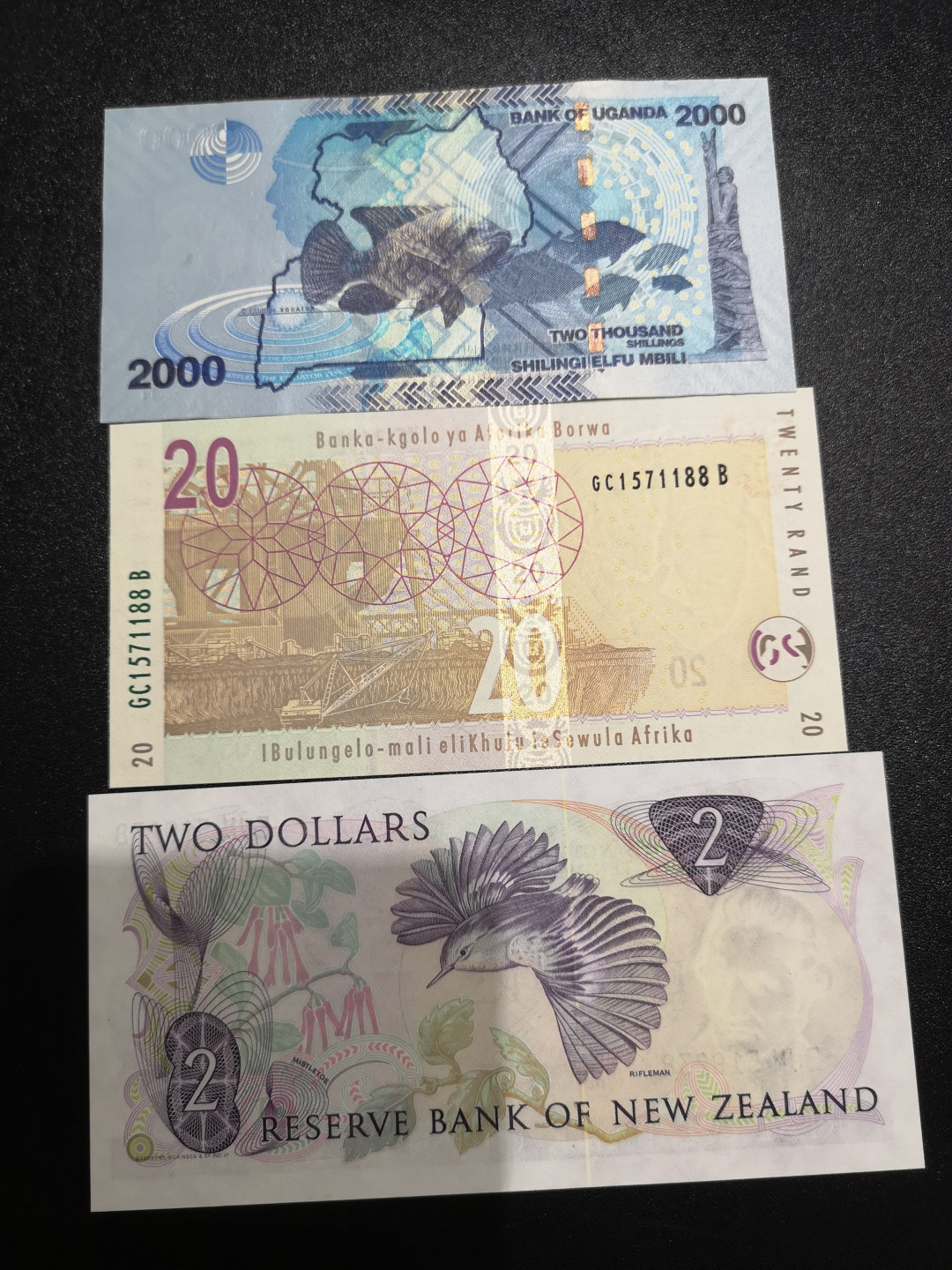 《外钞收藏家》第一百三十五期 乌干达、南非、新西兰三张一起 全新UNC