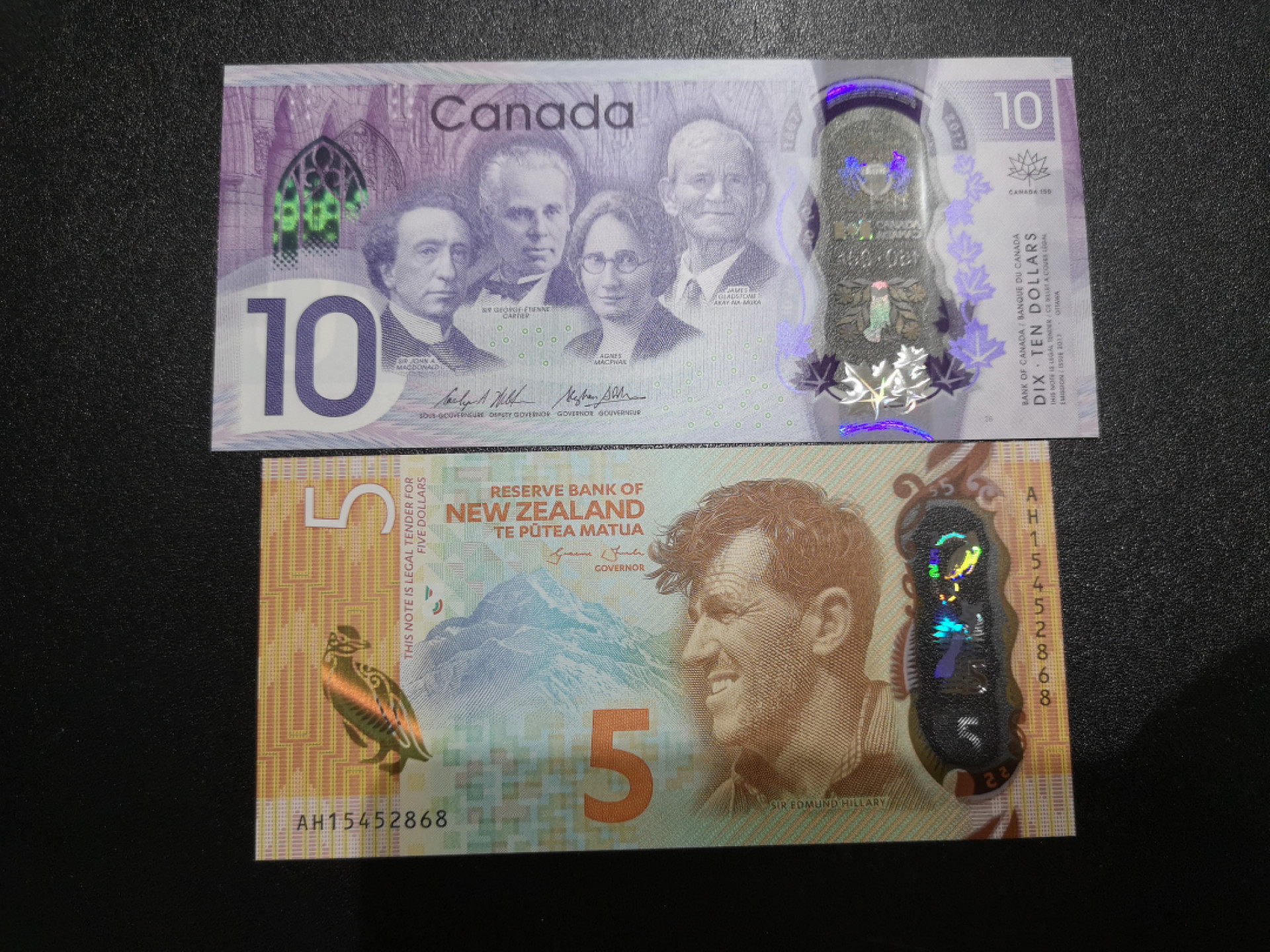 《外钞收藏家》第一百三十五期 加拿大10、新西兰5 两张一起 全新UNC