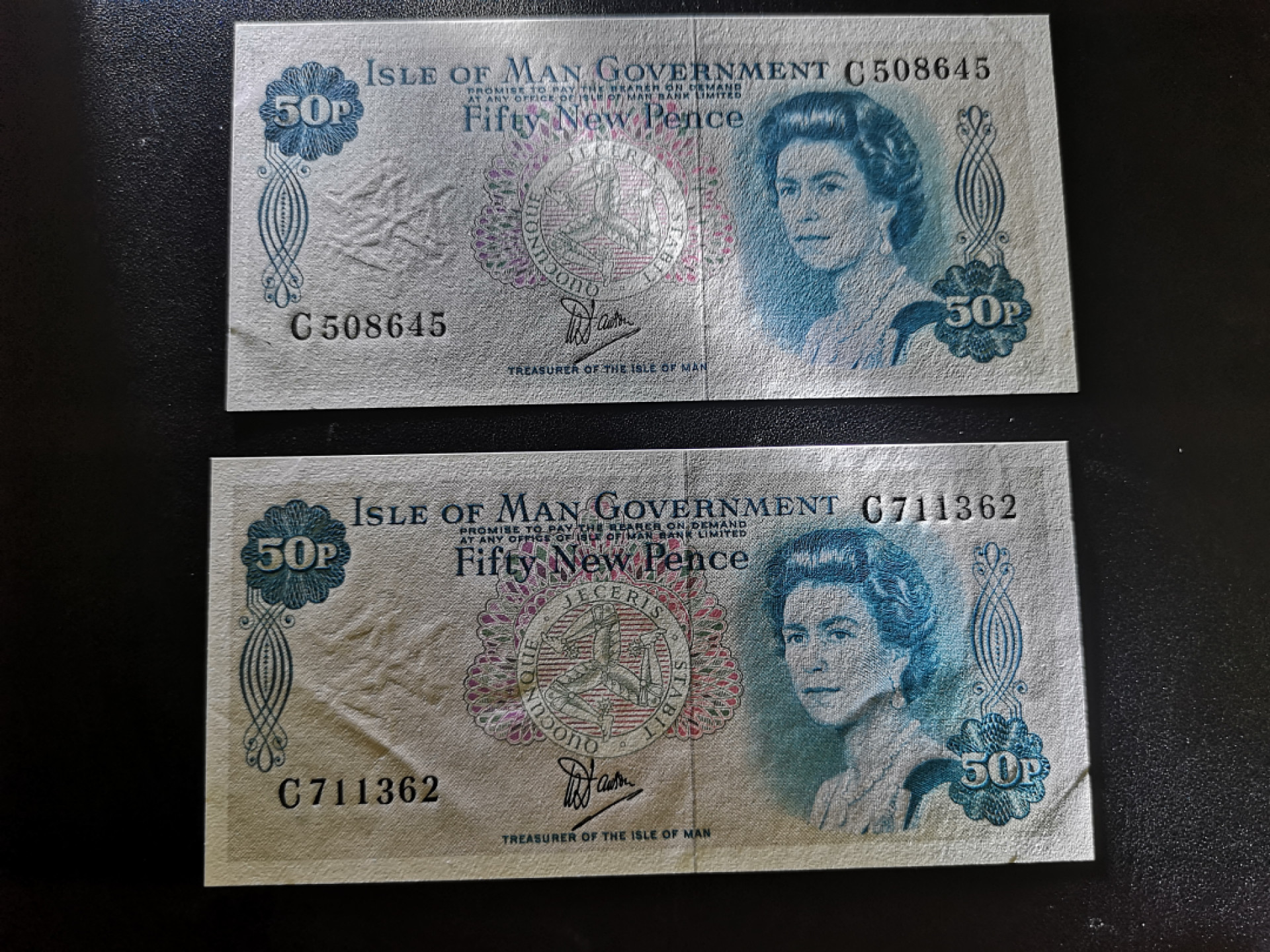 《外钞收藏家》第一百三十五期 马恩岛50分 两张一起 全新 但四个角有压痕 应该是册子里拆出来的