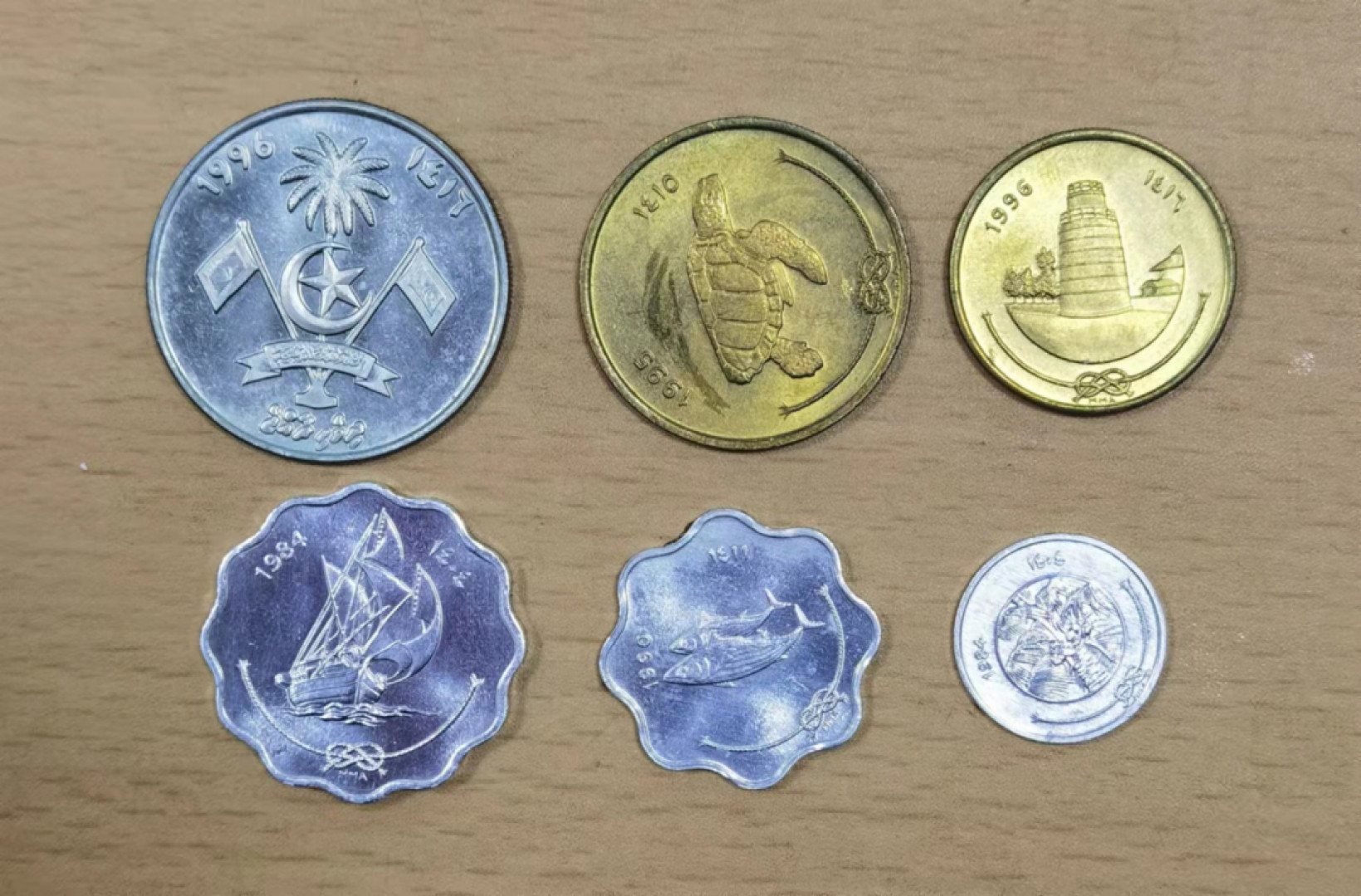 北京马甸外国币微拍第六十一期，非贵金属外国流通币，纪念币专场，陆续上新欢迎关注 马尔代夫，背面有胶