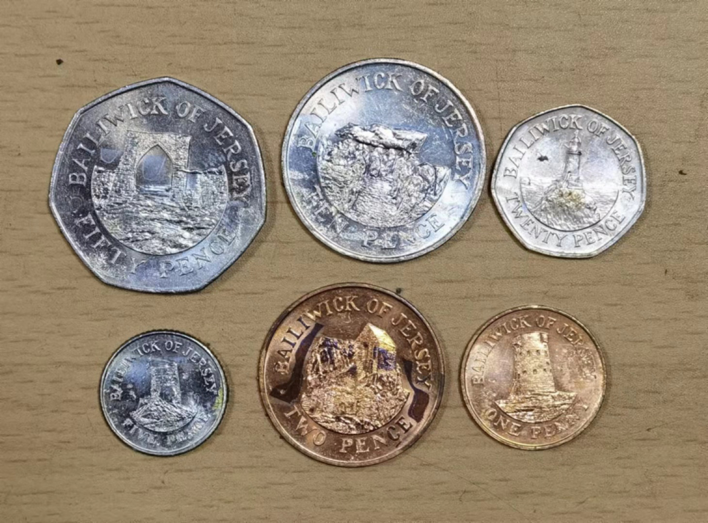 北京马甸外国币微拍第六十一期，非贵金属外国流通币，纪念币专场，陆续上新欢迎关注 泽西岛，塑胶粘过
