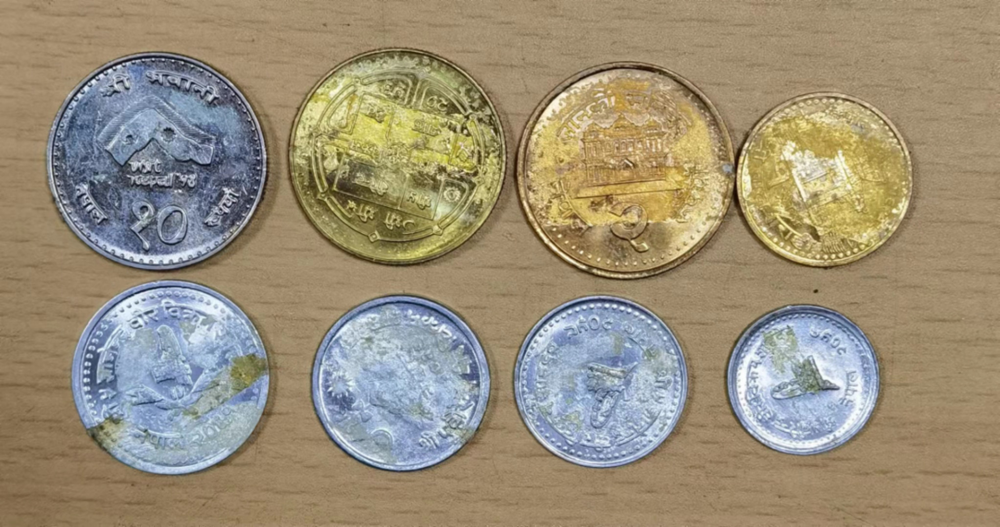 北京马甸外国币微拍第六十一期，非贵金属外国流通币，纪念币专场，陆续上新欢迎关注 尼伯尔，塑胶粘过