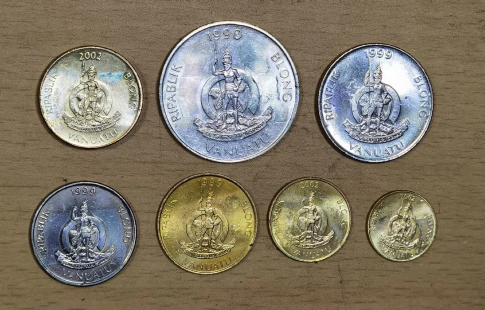 北京马甸外国币微拍第六十一期，非贵金属外国流通币，纪念币专场，陆续上新欢迎关注 瓦努阿图，塑胶粘过