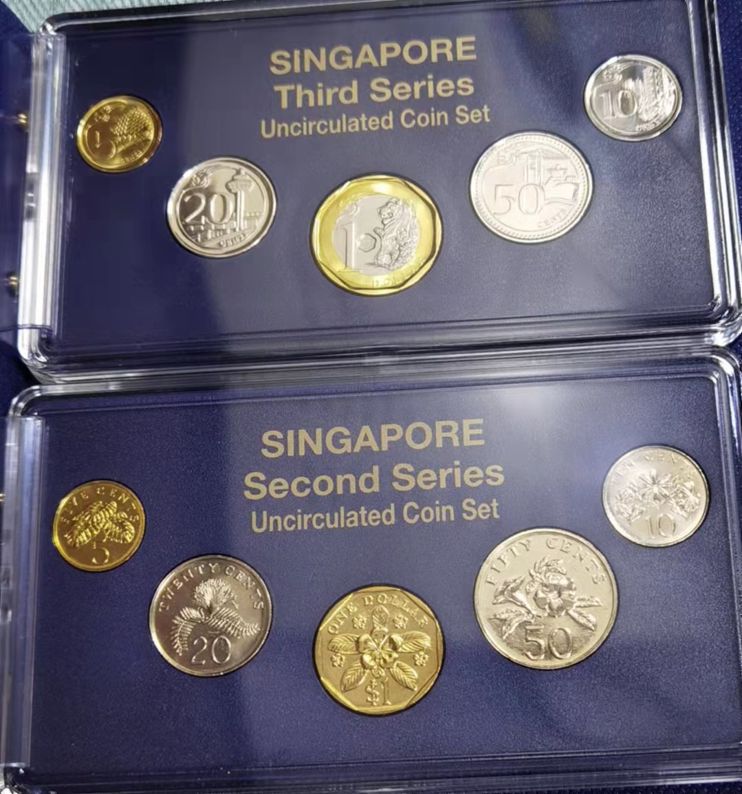 北京马甸外国币微拍第六十一期，非贵金属外国流通币，纪念币专场，陆续上新欢迎关注 新加坡新旧两版流通币精装册