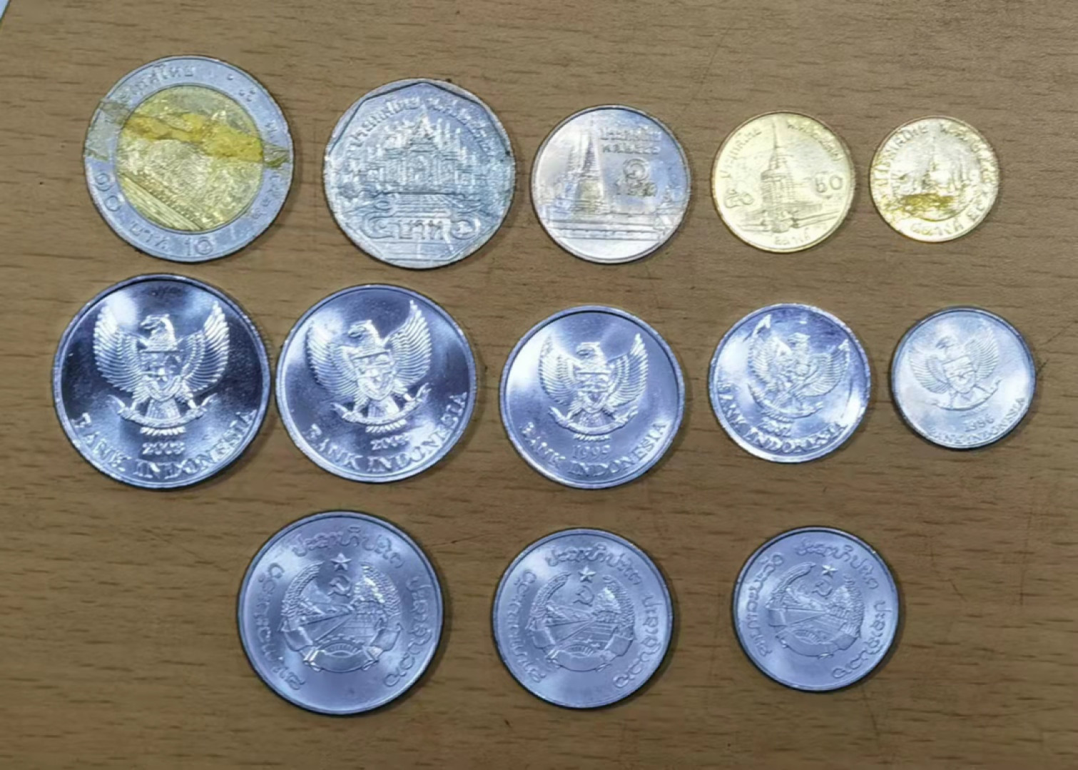 北京马甸外国币微拍第六十一期，非贵金属外国流通币，纪念币专场，陆续上新欢迎关注 泰国，印尼，老挝三套